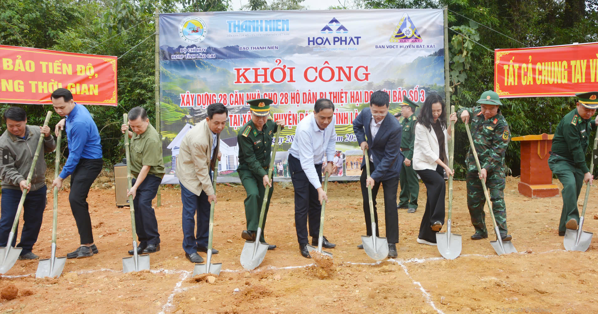 B&agrave; Trần Thị Thu Hiền - Ph&oacute; Tổng gi&aacute;m đốc Tập đo&agrave;n H&ograve;a Ph&aacute;t (thứ 3 từ phải sang) c&ugrave;ng c&aacute;c l&atilde;nh đạo địa phương khởi c&ocirc;ng x&acirc;y dựng 28 căn nh&agrave; tại x&atilde; A L&ugrave;.