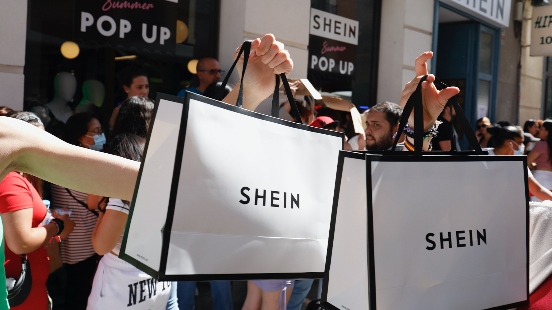 Shein c&oacute; sẵn 470.000 mẫu tr&ecirc;n trang web của h&atilde;ng, đ&acirc;y l&agrave; khối lượng sản phẩm khổng lồ so với c&aacute;c thương hiệu thời trang nhanh kh&aacute;c.