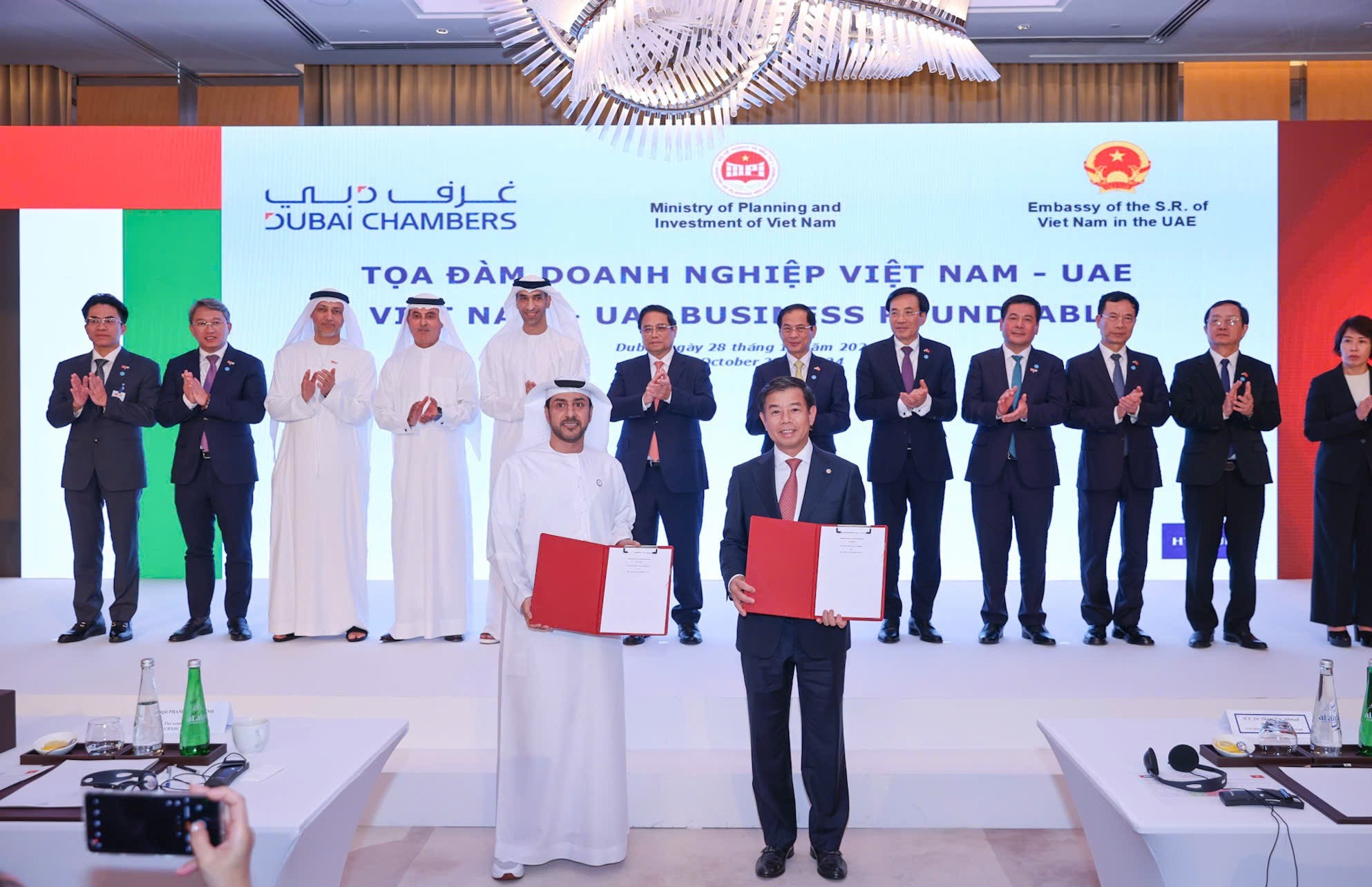 &Ocirc;ng Nguyễn Việt Quang, Ph&oacute; Chủ tịch Vingroup v&agrave; đại diện AD Ports Group trao MOU trước sự chứng kiến của Thủ tướng Ch&iacute;nh phủ Phạm Minh Ch&iacute;nh.
