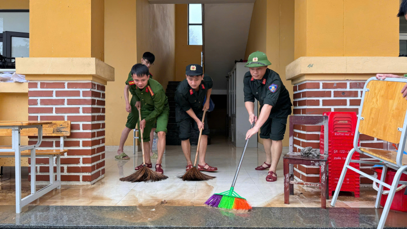 C&aacute;n bộ, chiến sĩ C&ocirc;ng an tỉnh Quảng B&igrave;nh đến hỗ trợ c&aacute;c trường học dọn dẹp vệ sinh sau mưa lũ.
