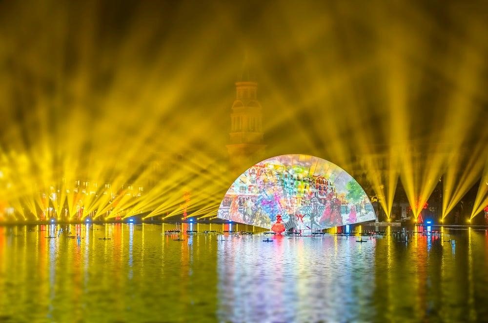 M&agrave;n tr&igrave;nh diễn &aacute;nh s&aacute;ng ngoạn mục tại show 