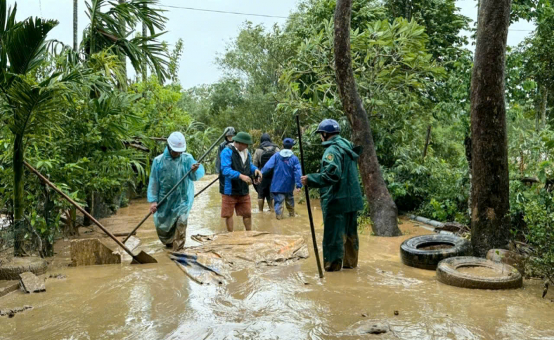 C&aacute;c lực lượng tỉnh Quảng Trị c&ugrave;ng người d&acirc;n dọn dẹp vệ sinh m&ocirc;i trường sau mưa lũ