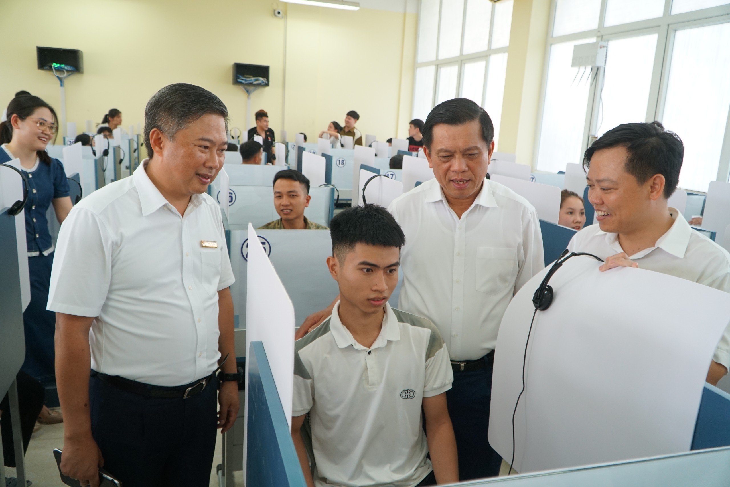 Kiếm tra việc tổ chức kỳ thi tiếng H&agrave;n để tuyển chọn PG88 Sòng bạc trực tuyến TOP 1 Việt Nam | Casino, Nổ Hũ sang H&agrave;n Quốc. Ảnh: MOLISA.