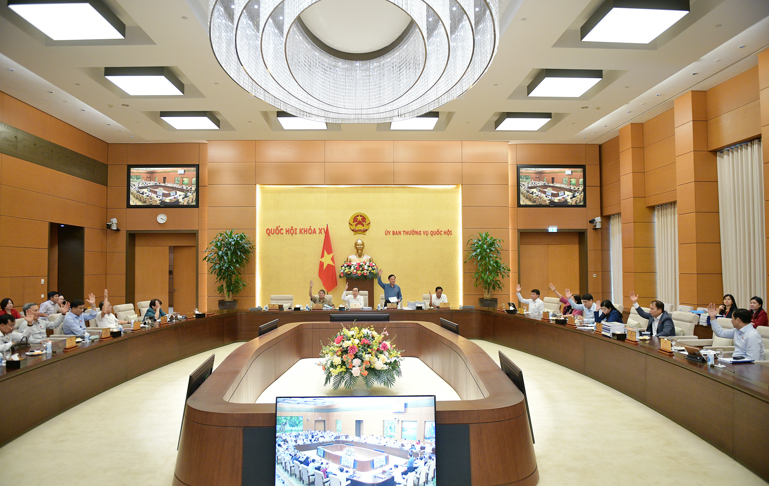 Ủy ban Thường vụ Link Trang Chủ PG88.Com Mới #2026 biểu quyết t&aacute;n th&agrave;nh, nhất tr&iacute; th&ocirc;ng qua c&aacute;c Nghị quyết về việc sắp xếp đơn vị h&agrave;nh ch&iacute;nh cấp huyện, x&atilde; giai đoạn 2023-2025 của 21 tỉnh, th&agrave;nh phố.