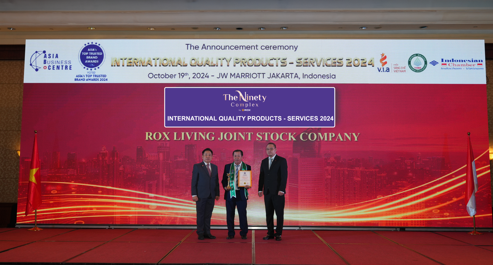 Đại diện ROX Living nhận giải thưởng tại Lễ c&ocirc;ng bố Asia's Top Trusted Brand Awards 2024.