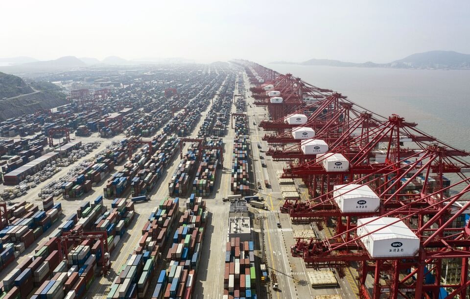 Cảng nước s&acirc;u Yangshan ở Thượng Hải - Ảnh: Bloomberg