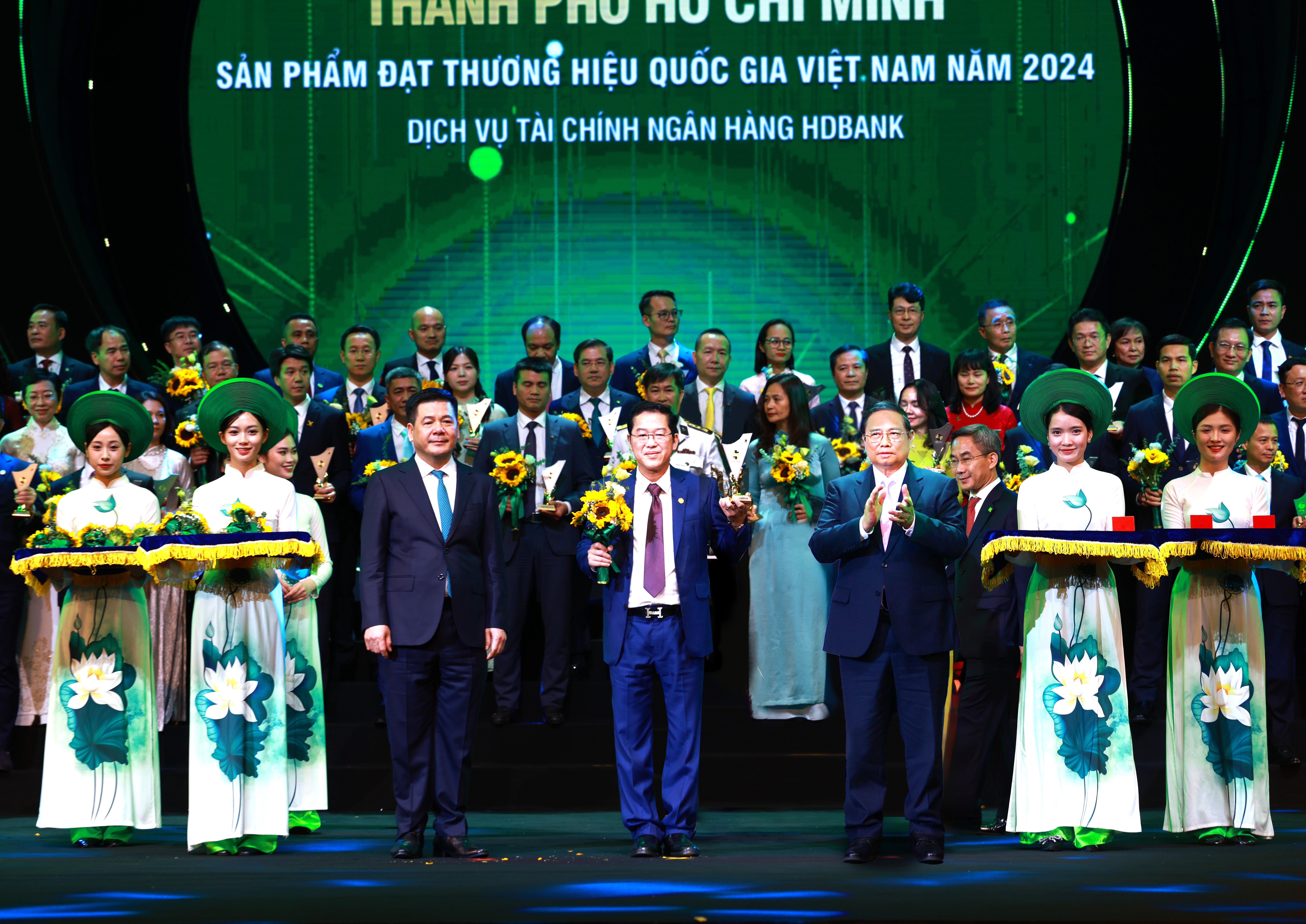 Tổng giám đốc HDBank Phạm Quốc Thanh nhận biểu trưng Thương hiệu Quốc gia Việt Nam 2024 từ Thủ tướng Chính phủ Phạm Minh Chính và hoa chúc mừng từ Bộ trưởng Bộ Công Thương Nguyễn Hồng Diên với những đóng góp của HDBank cho thị trường Pg88ok giải trí thể thao, casino, bắn cá và slot và sự PG88 hơn 2,1 triệu thành viên PG88 ⭐ Link trang chủ số 1 nhà cái PG88 com casino slot Việt Nam.