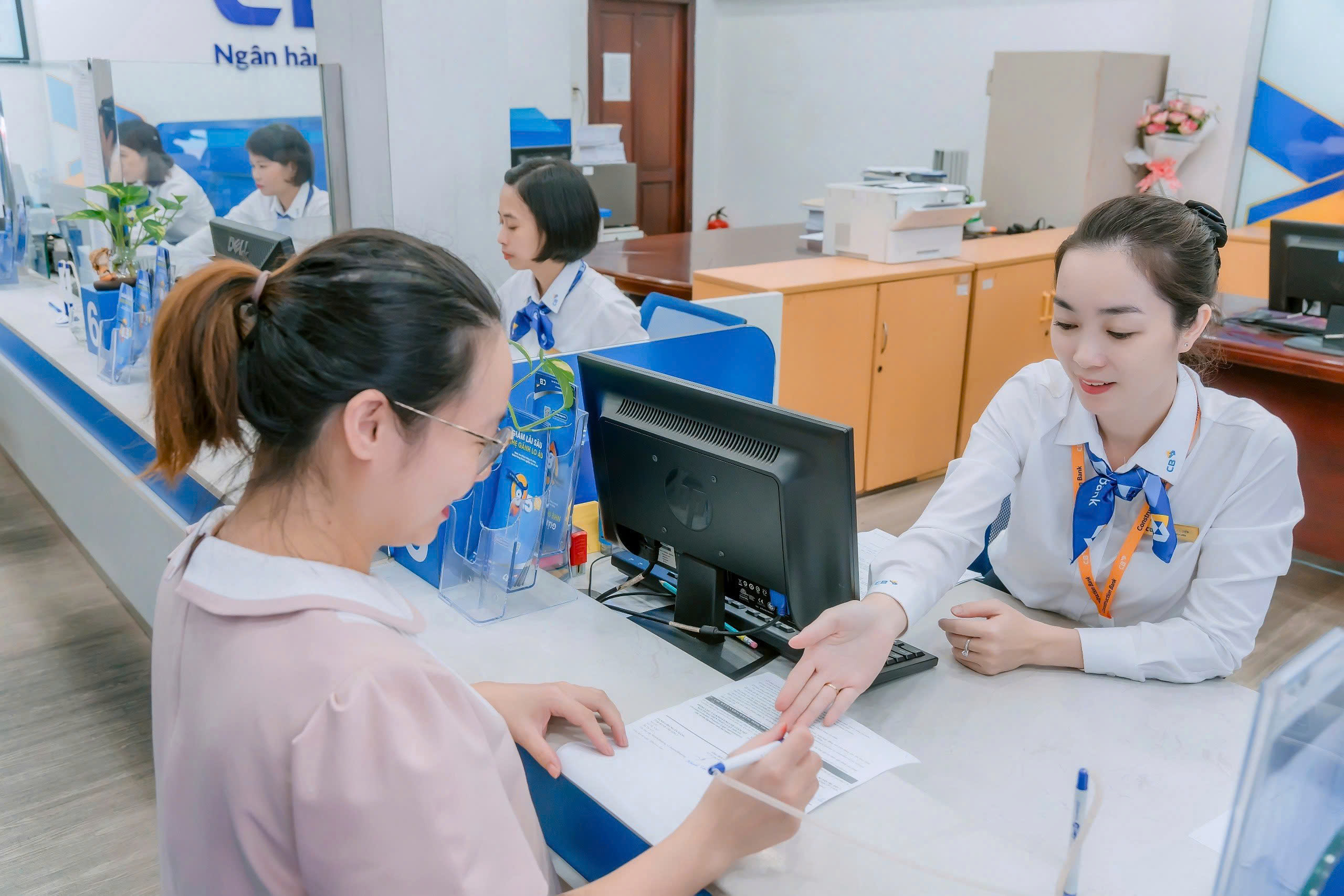 Kh&aacute;ch h&agrave;ng phấn khởi, ch&uacute;c mừng CB sau gần 10 năm vượt kh&oacute; đ&atilde; được 