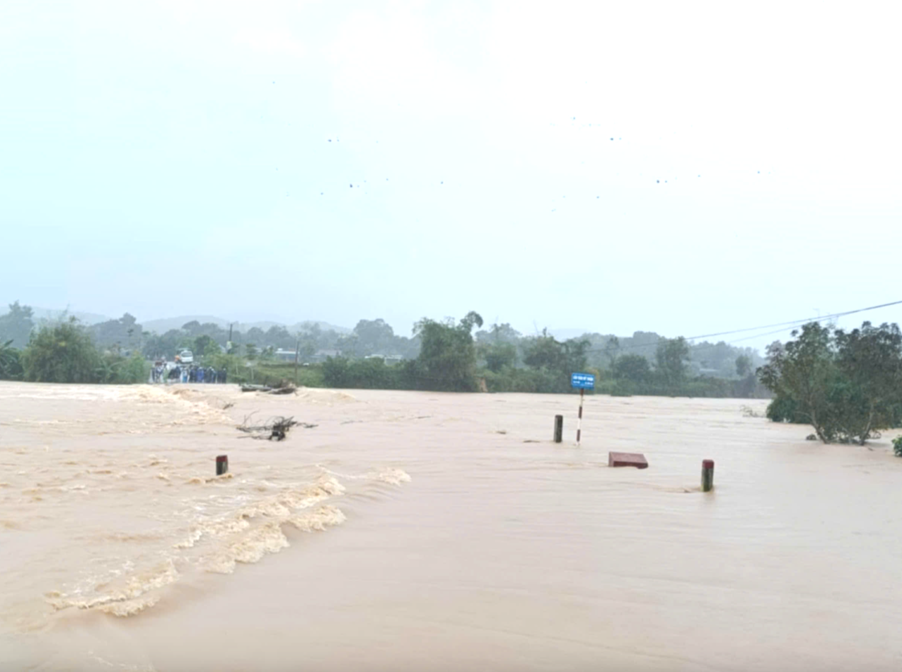 Mưa lớn gây ngập lụt nhiều khu vực tại miền Trung