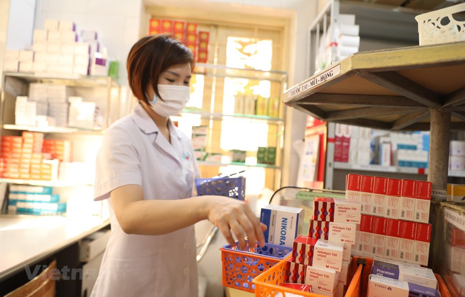Chênh lệch trong đấu thầu thuốc, thiết bị y tế giữa cơ sở công lập và ngoài công lập