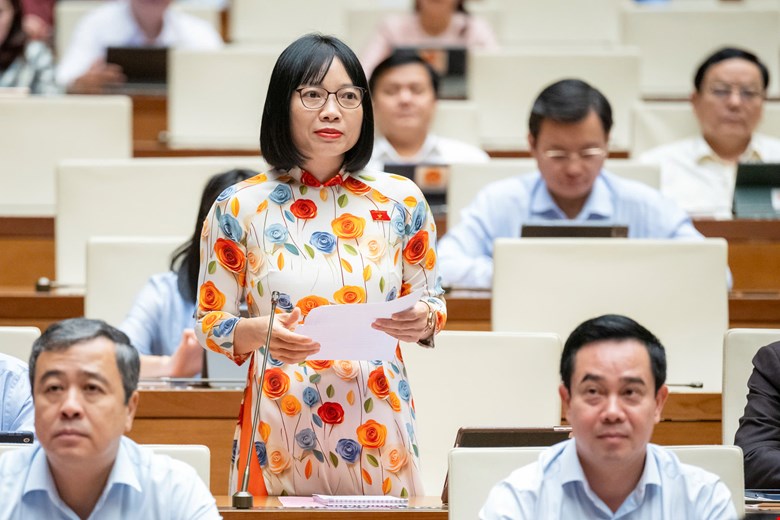 Đại biểu Nguyễn Thị Việt Nga, đo&agrave;n Hải Dương, ph&aacute;t biểu tại hội trường.