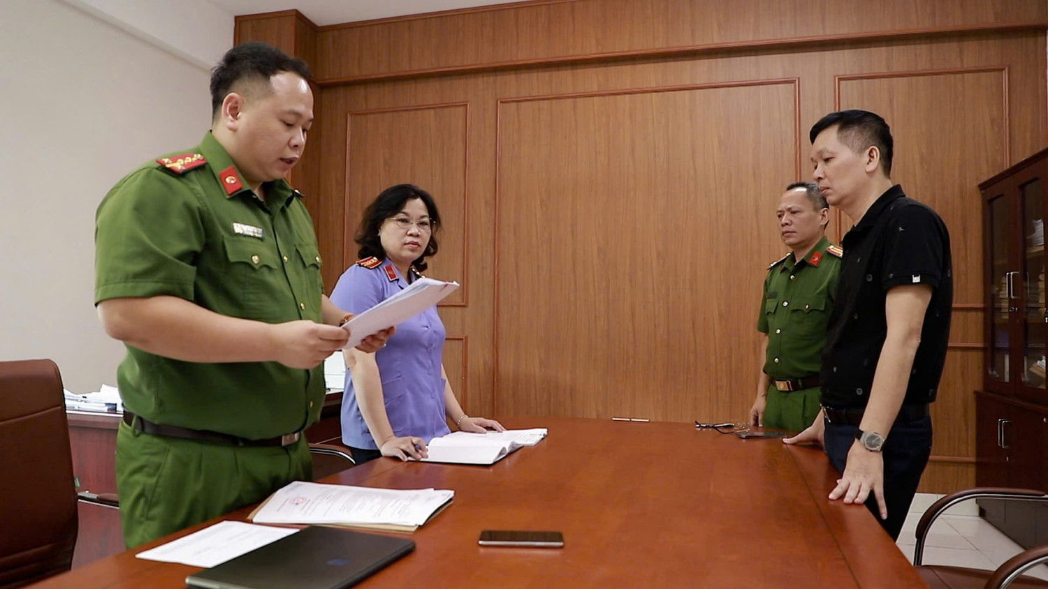 Cơ quan Cảnh sát điều tra và Viện kiểm dát nhân dân tỉnh Quảng Ninh thi hành các lệnh khám xét nơi ở, nơi Pg88hi Thể Thao, Bóng Đá, Casino, Nổ Hũ, Xổ Số đối với Hoàng Văn Thoan. Ảnh: Cổng thông tin điện tử Công an tỉnh Quảng Ninh.