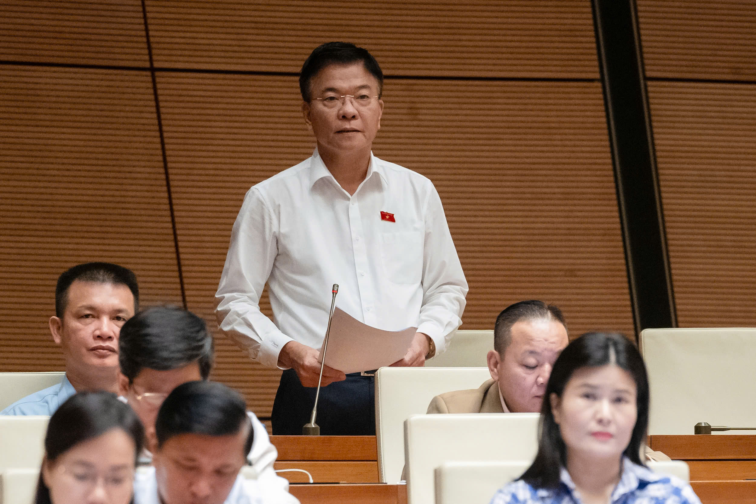 Ph&oacute; Thủ tướng Ch&iacute;nh phủ L&ecirc; Th&agrave;nh Long b&aacute;o c&aacute;o giải tr&igrave;nh một số nội dung đại biểu quan t&acirc;m. Ảnh: Quochoi.vn.