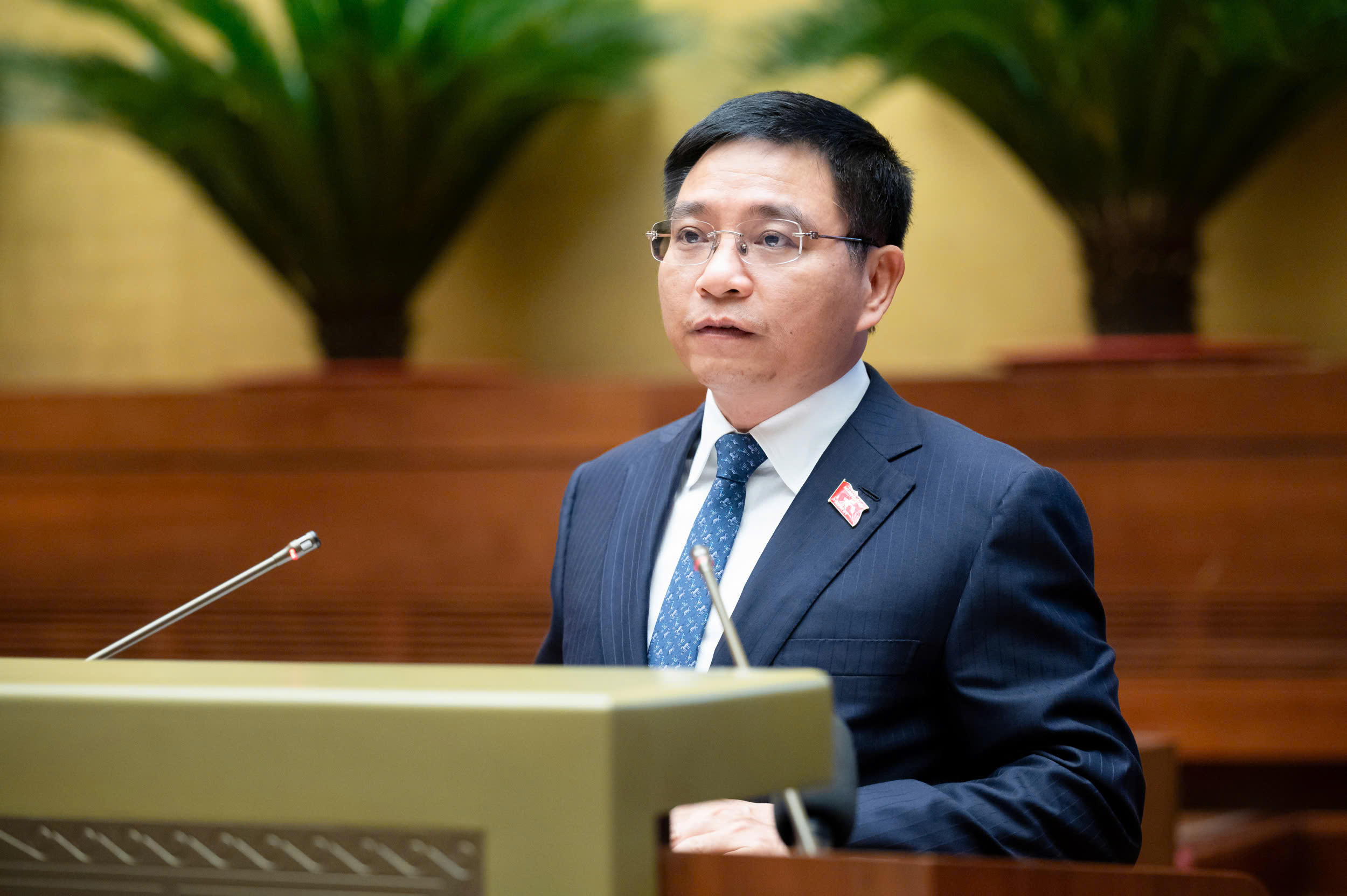 Bộ trưởng Bộ Giao th&ocirc;ng Vận tải Nguyễn Văn Thắng tr&igrave;nh b&agrave;y Tờ tr&igrave;nh.