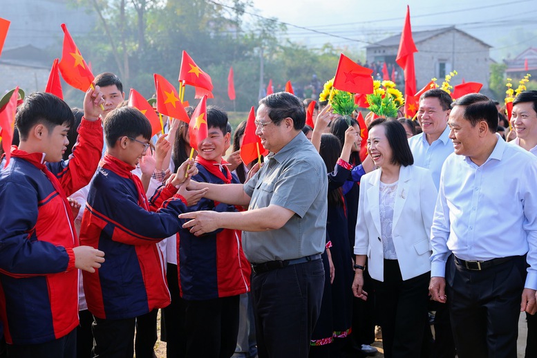 Thủ tướng thăm h&ograve;i tr&ograve; chuyện với b&agrave; con, v&agrave; c&aacute;c ch&aacute;u thiếu nhi dự ng&agrave;y hội. Ảnh: VGP.