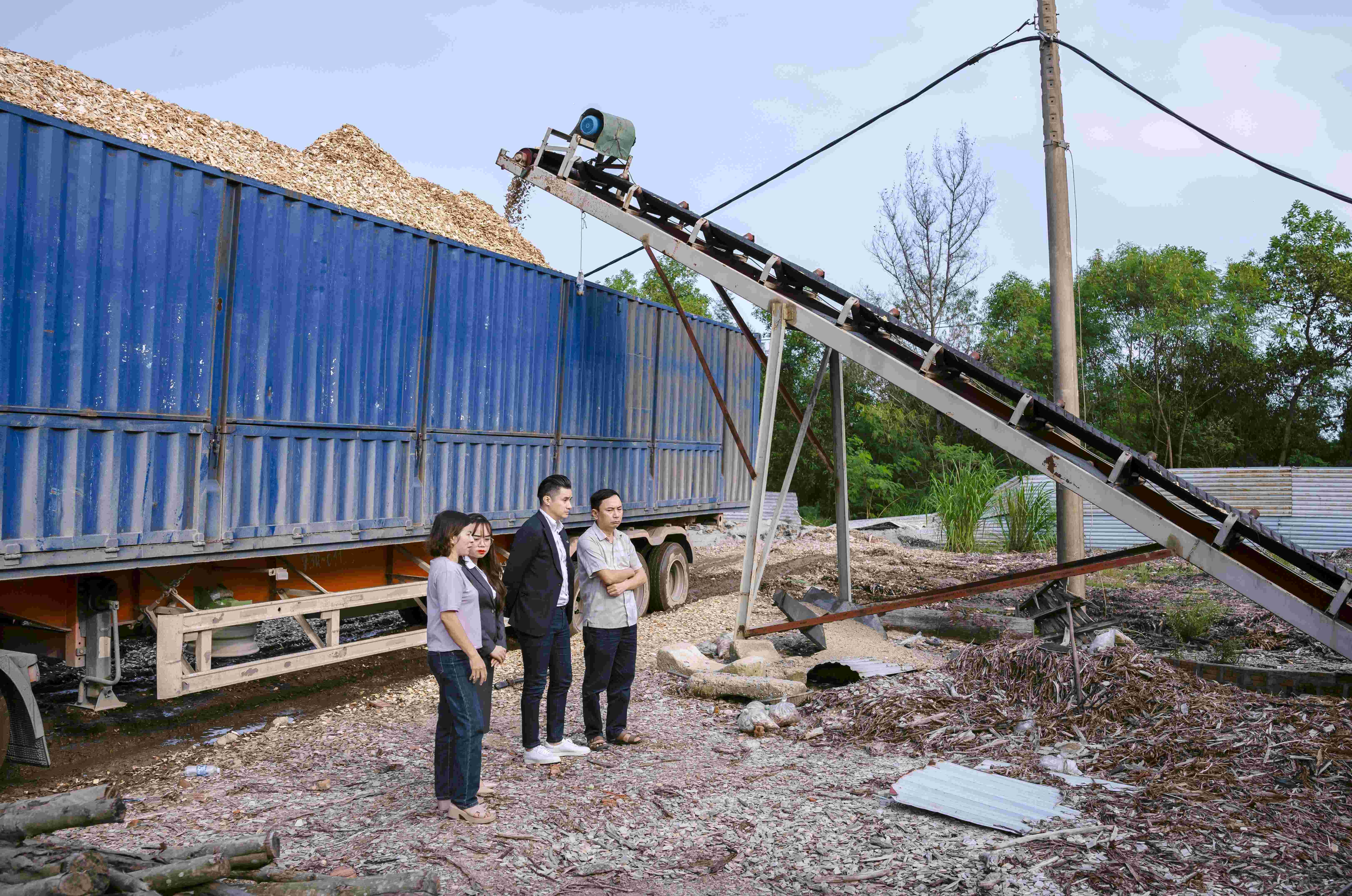 Đại diện OPES đi thăm cơ sở sản xuất với gần 100 PG88 Sòng bạc trực tuyến TOP 1 Việt Nam | Casino, Nổ Hũ đ&atilde; ổn định cuộc sống sau sự cố tại c&ocirc;ng ty sản xuất gỗ Ho&agrave;ng L&acirc;m.