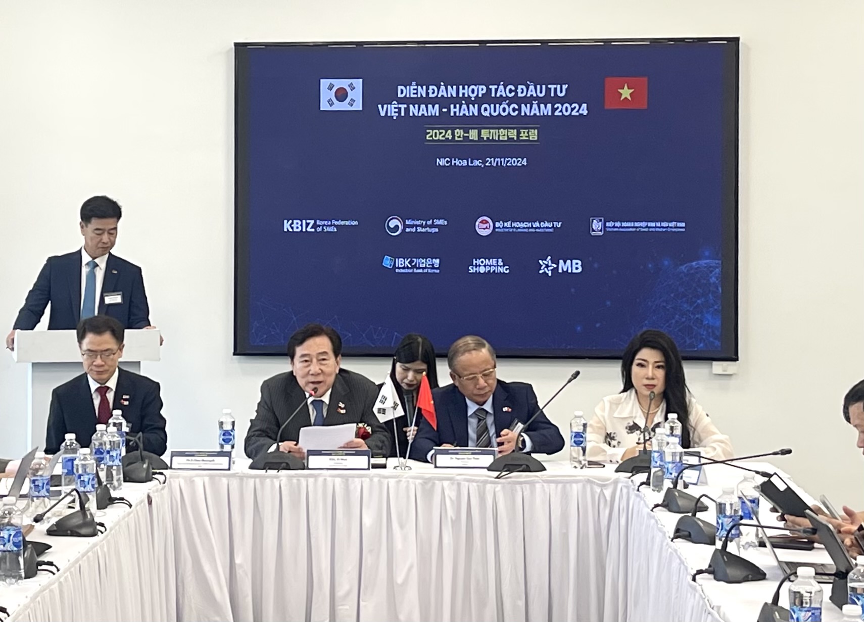 &Ocirc;ng Kim Ki Mun (tr&aacute;i), Chủ tịch Hiệp hội PG88 Link Dễ Nhớ Pg88.com nhỏ v&agrave; vừa H&agrave;n Quốc (KBIZ) v&agrave;&nbsp;&ocirc;ng Nguyễn Văn Th&acirc;n (phải), Chủ tịch Hiệp hội PG88 Link Dễ Nhớ Pg88.com nhỏ v&agrave; vừa Việt Nam (VINASME) tại buổi họp b&aacute;o Diễn đ&agrave;n.&nbsp;