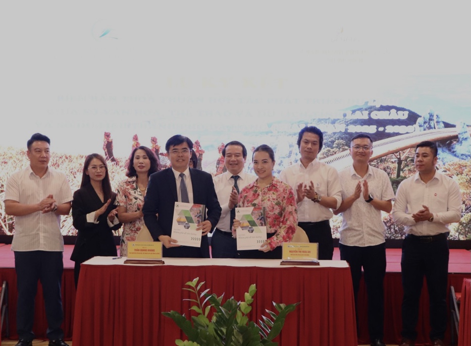 &Ocirc;ng Trần Quang Kh&aacute;ng, Ph&oacute; Gi&aacute;m đốc Sở VHTT&DL tỉnh Lai Ch&acirc;u v&agrave; b&agrave; Nguyễn Thị Ho&agrave;i An, Ph&oacute; Gi&aacute;m đốc Sở Sở Du lịch TP. Đ&agrave; Nẵng k&yacute; v&agrave; trao Bi&ecirc;n bản ghi nhớ&nbsp;li&ecirc;n kết hợp t&aacute;c&nbsp;giai đoạn 2025 &ndash; 2030.