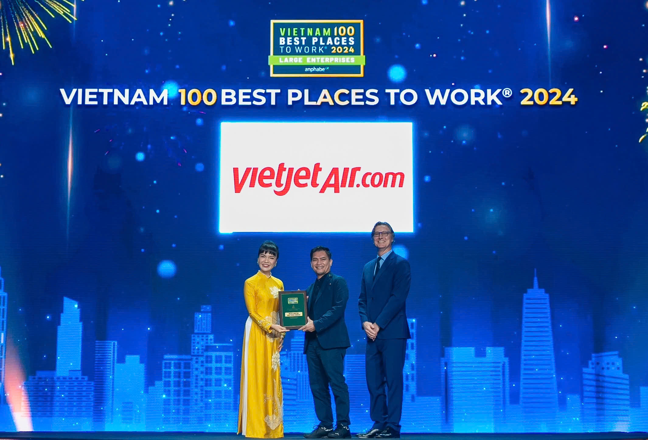Giải thưởng "Nơi Pg88hi Thể Thao, Bóng Đá, Casino, Nổ Hũ, Xổ Số tốt nhất Việt Nam" ghi nhận những nỗ lực của Vietjet trong việc xây dựng môi trường Pg88hi Thể Thao, Bóng Đá, Casino, Nổ Hũ, Xổ Số giàu cảm hứng với nhiều cơ hội PG88 hơn 2,1 triệu thành viên cho toàn thể nhân viên (Ảnh: BTC).
