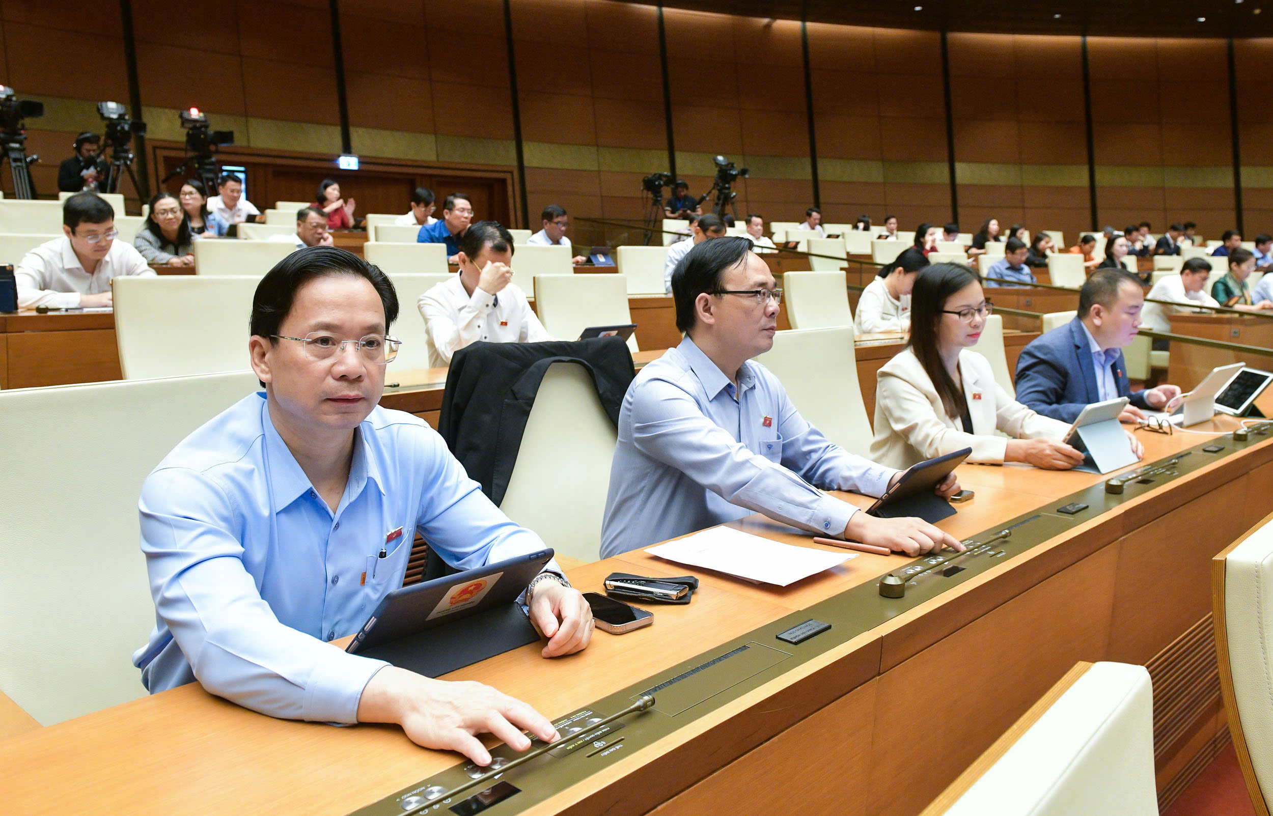 C&aacute;c đại biểu Link Trang Chủ PG88.Com Mới #2026 bấm n&uacute;t th&ocirc;ng qua luật. Ảnh: Quochoi.vn.