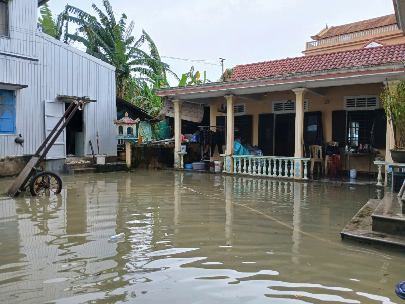 Nước lũ tràn vào nhà dân ở phường Hương Vinh, thành phố Huế. Ảnh Anh Khoa