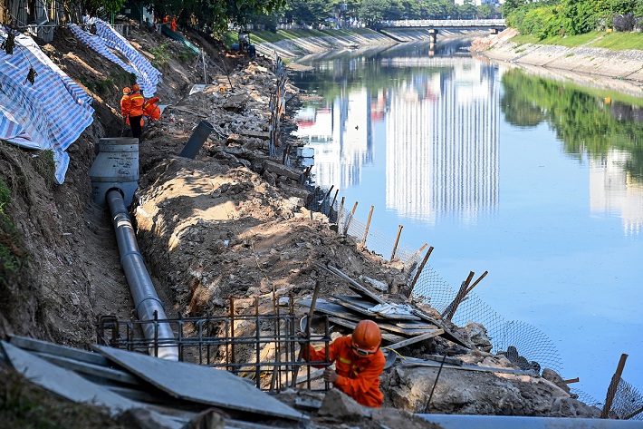 C&ocirc;ng nh&acirc;n thi c&ocirc;ng hệ thống ống thu gom nước thải ra s&ocirc;ng T&ocirc; Lịch.