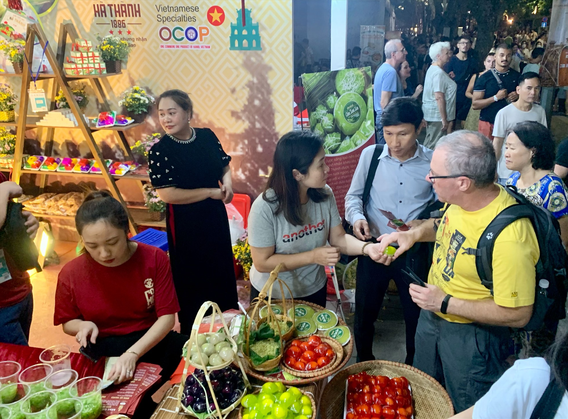 Lễ hội sẽ l&agrave; cầu nối để người d&acirc;n v&agrave; du kh&aacute;ch c&oacute; thể tiếp cận những sản phẩm l&agrave;ng nghề v&agrave; sản phẩm đại ch&uacute;ng tr&ecirc;n địa b&agrave;n H&agrave; Nội.
