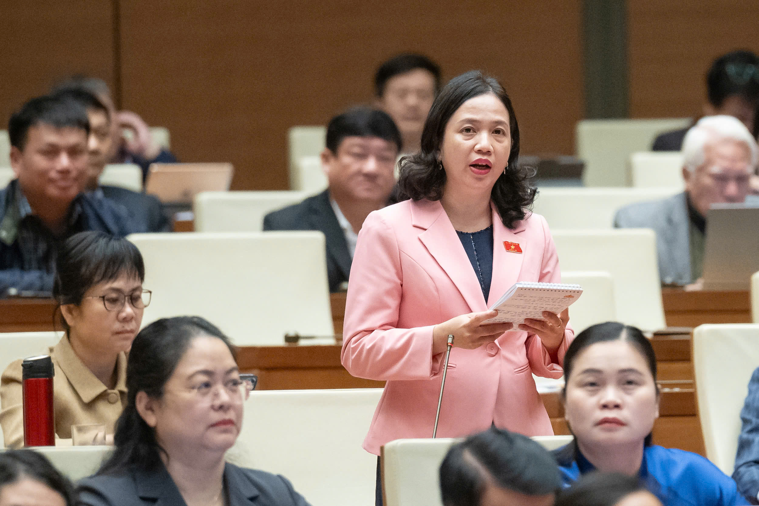Đại biểu Điểu Huỳnh Sang, đo&agrave;n tỉnh B&igrave;nh Phước. Ảnh: Quochoi.vn.