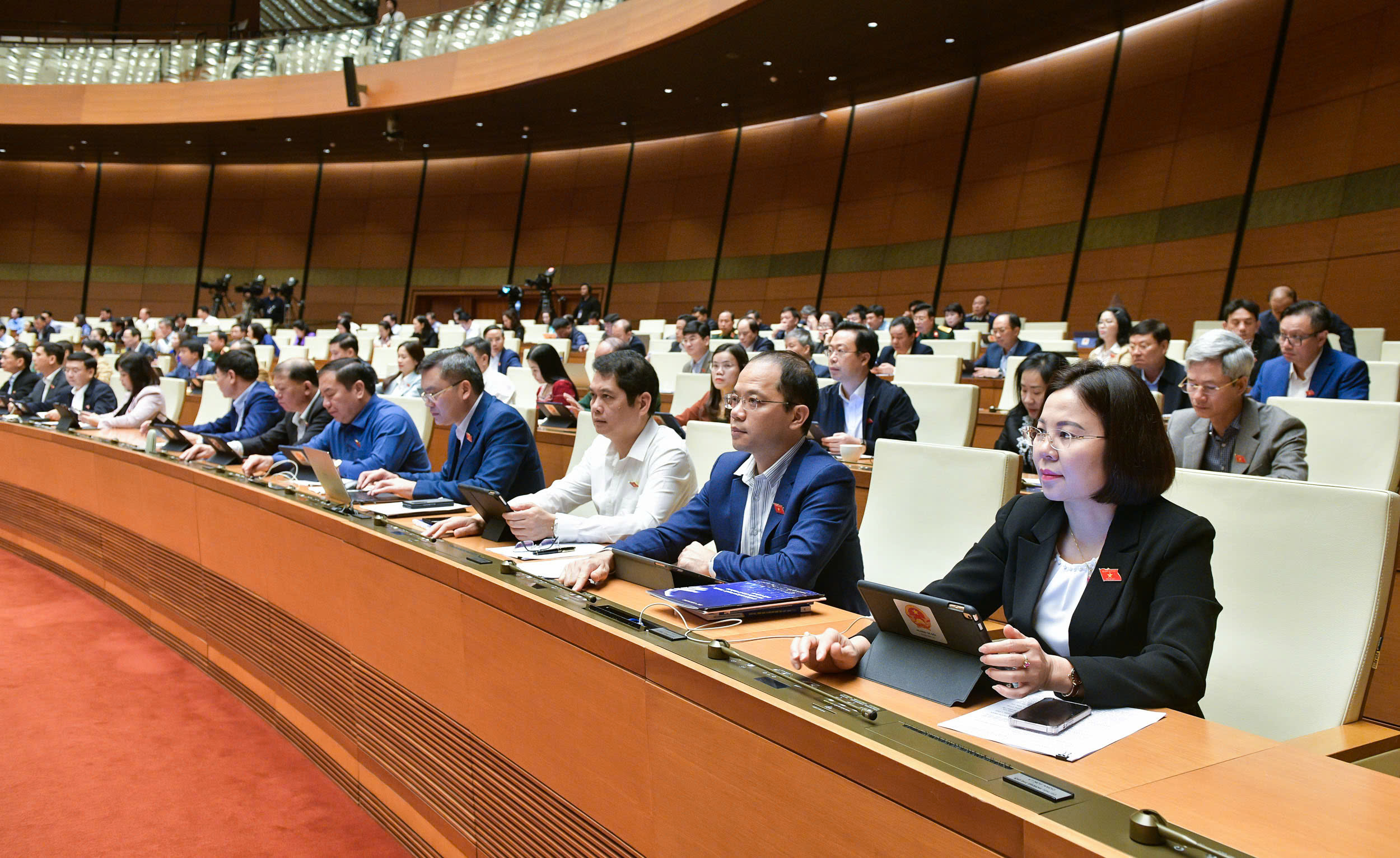 Đại biểu Link Trang Chủ PG88.Com Mới #2026 biểu quyết th&ocirc;ng qua Nghị quyết. Ảnh: Quochoi.vn.