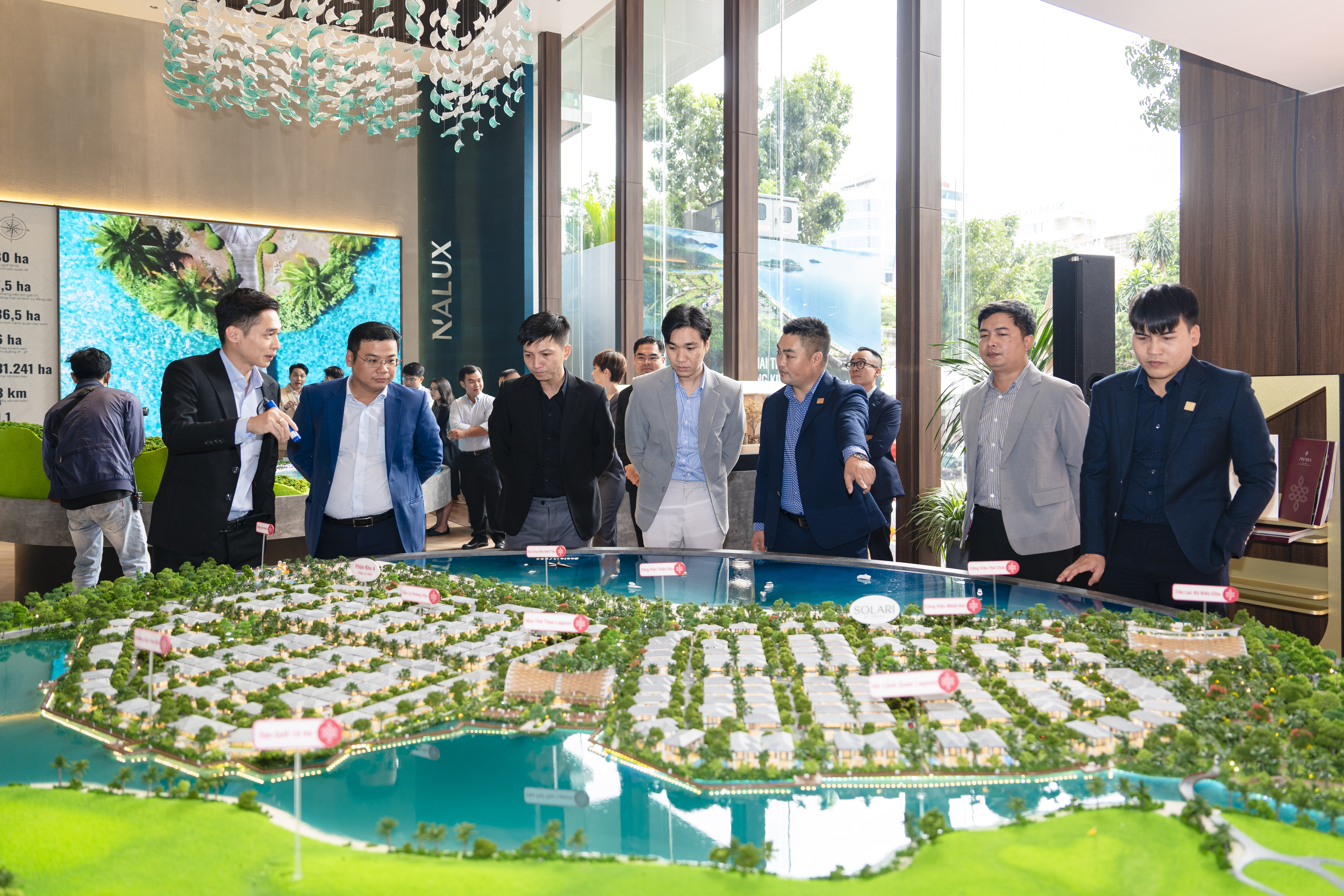 Rất nhiều đối t&aacute;c c&ugrave;ng đến ch&uacute;c mừng ng&agrave;y khai trương Văn ph&ograve;ng PG88 Uy Tín Số 1 Việt Nam ANARA B&igrave;nh Ti&ecirc;n.