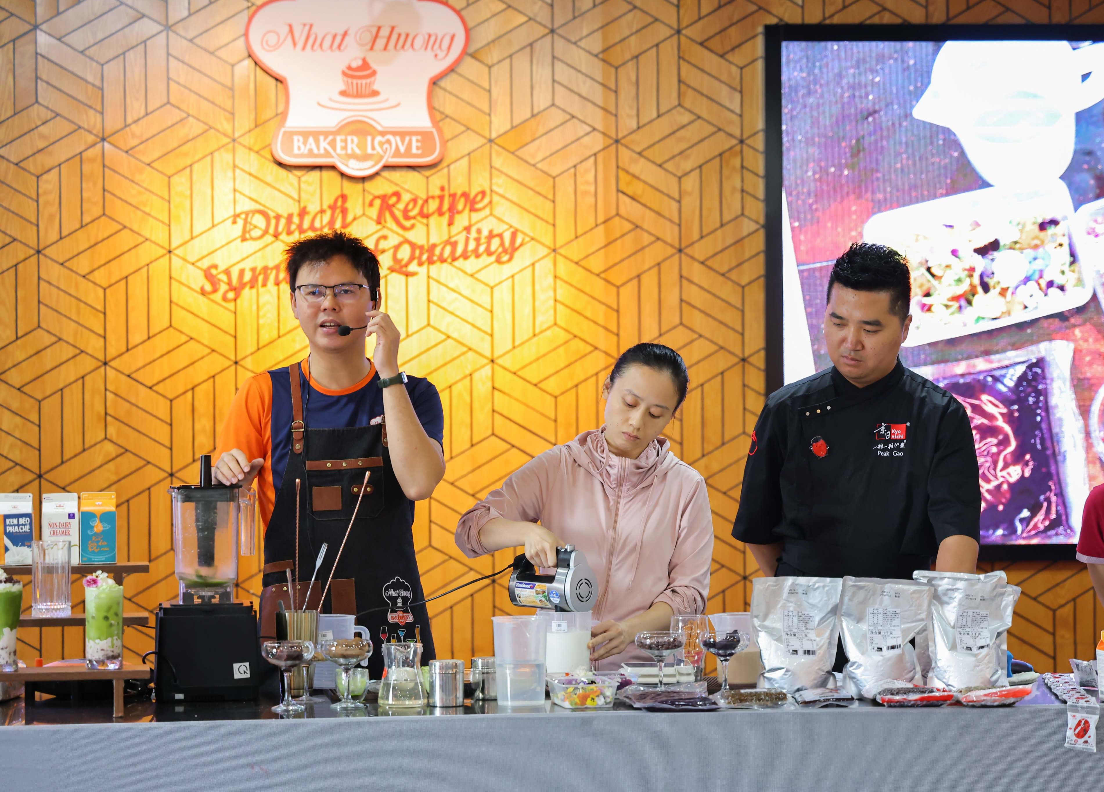 Anh Đặng Minh Trường, bartender của Nhất Hương đồng hành cùng những 6Pg88.con độc quyền mỗi ngày, chủ quán vừa và nhỏ trên cả nước. Ảnh: Nhất Hương