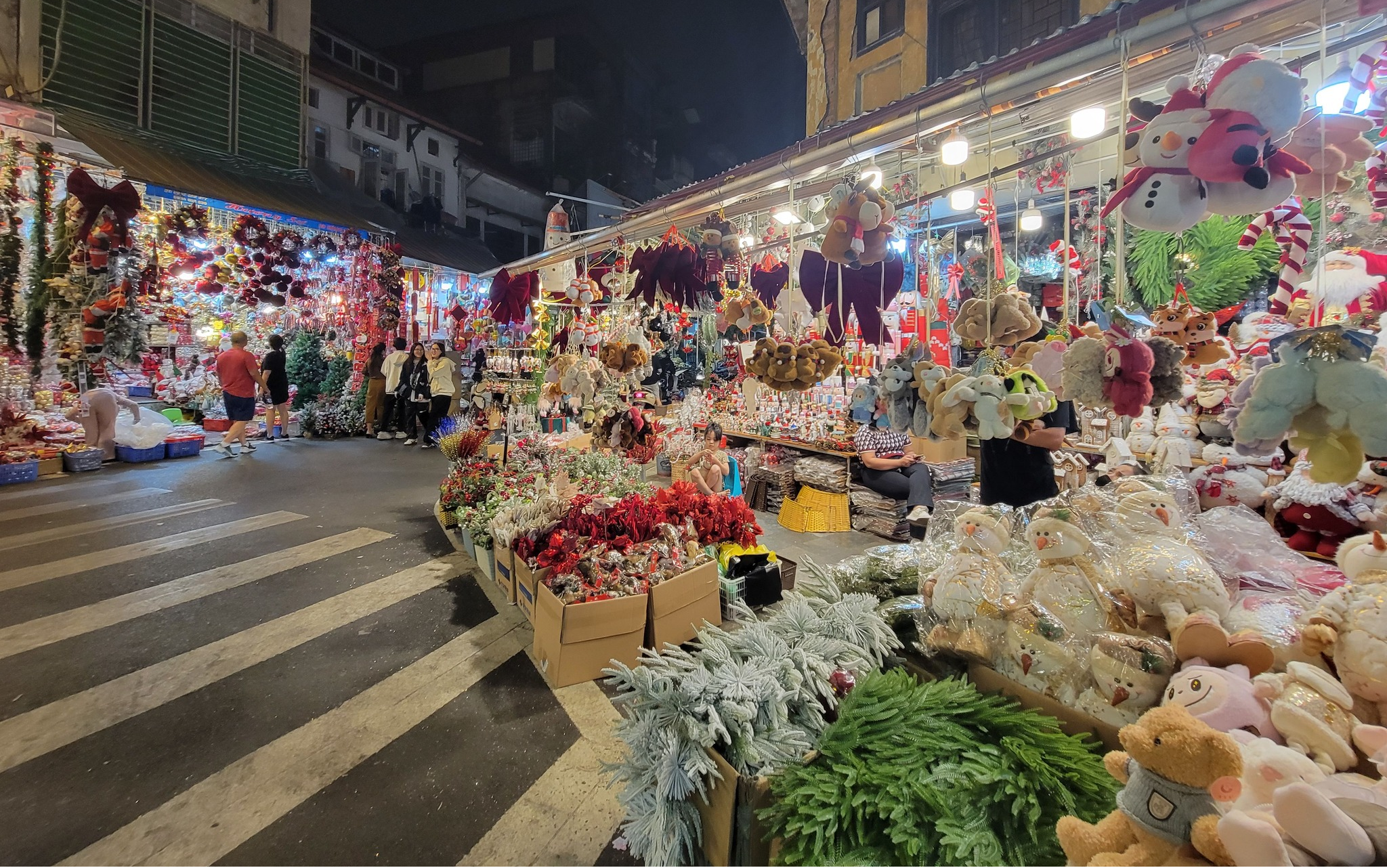 Nhộn nhịp thị trường trang trí Giáng sinh: Giá cả tăng nhẹ