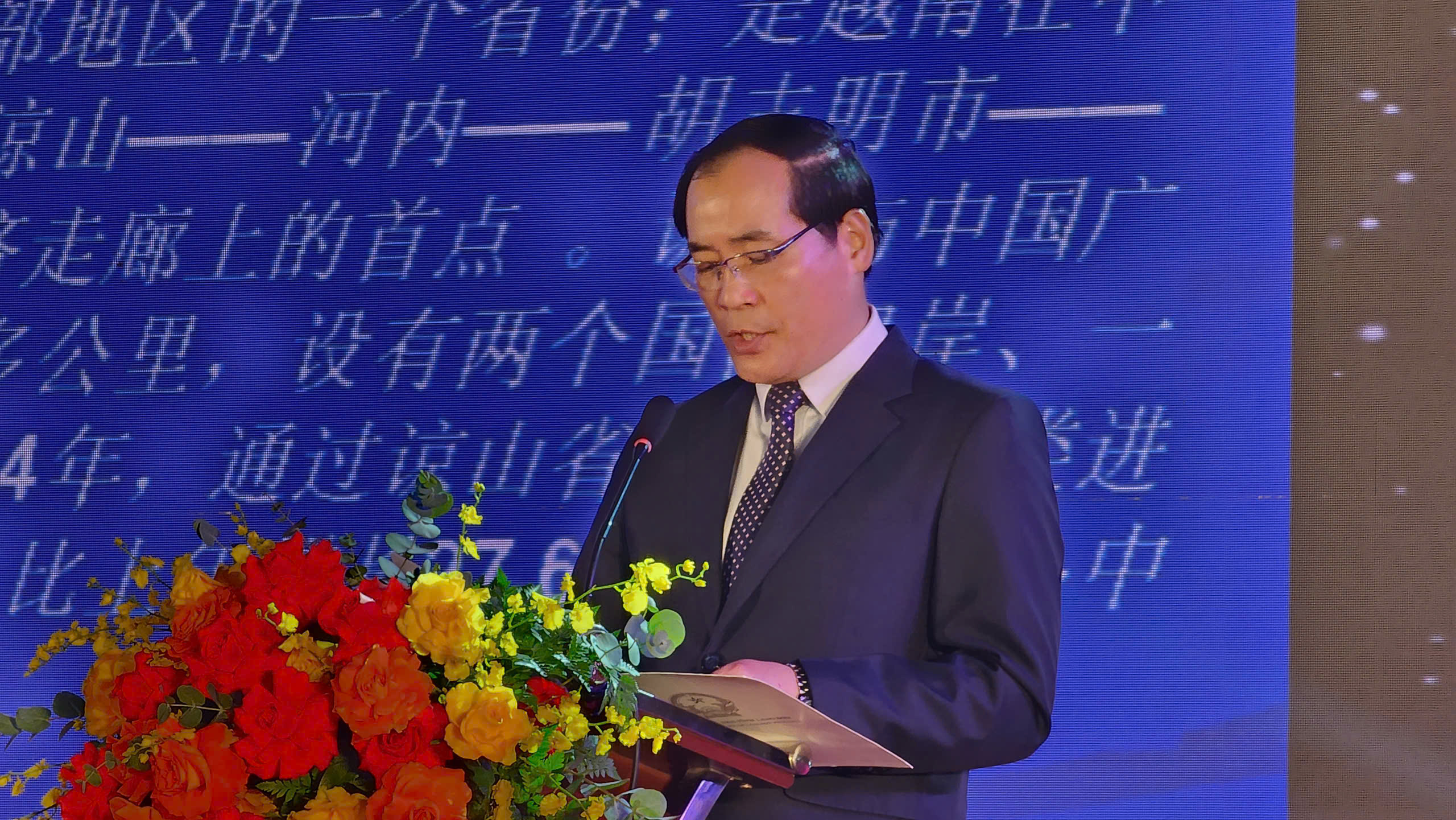 &Ocirc;ng Dương Xu&acirc;n Huy&ecirc;n, Ph&oacute; Chủ tịch thường trực UBND tỉnh Lạng Sơn ph&aacute;t biểu tại&nbsp;lễ khai mạc Hội chợ Pg88ok ưu đãi hấp dẫn, du lịch quốc tế Việt - Trung (Lạng Sơn 2024). Ảnh: Việt An.