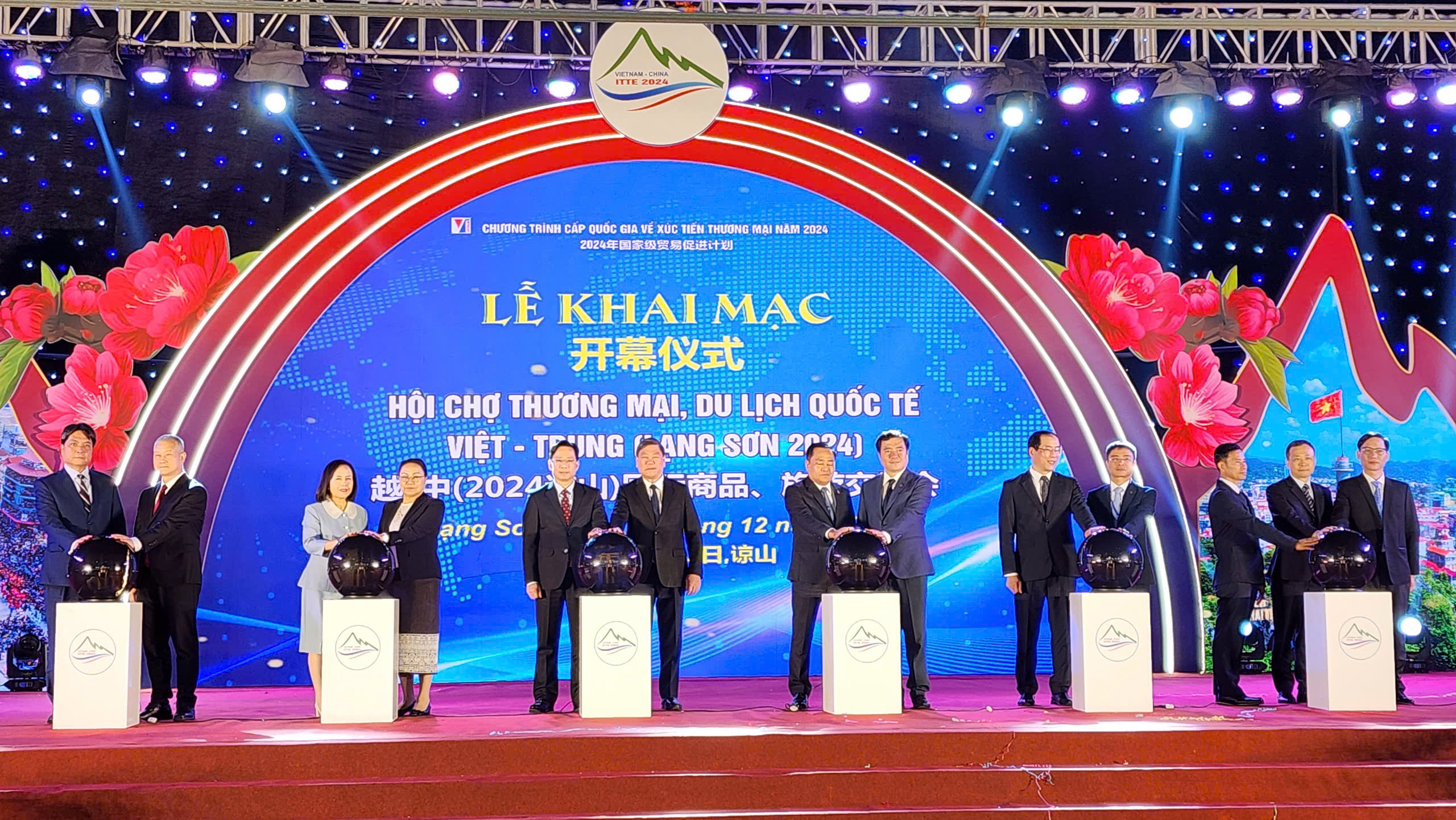 Các đại biểu thực hiện nghi thức khai mạc  Hội chợ PG88 Sòng bạc trực tuyến TOP 1 Việt Nam | Casino, Nổ Hũ, du lịch quốc tế Việt - Trung (Lạng Sơn 2024). Ảnh: Việt An.