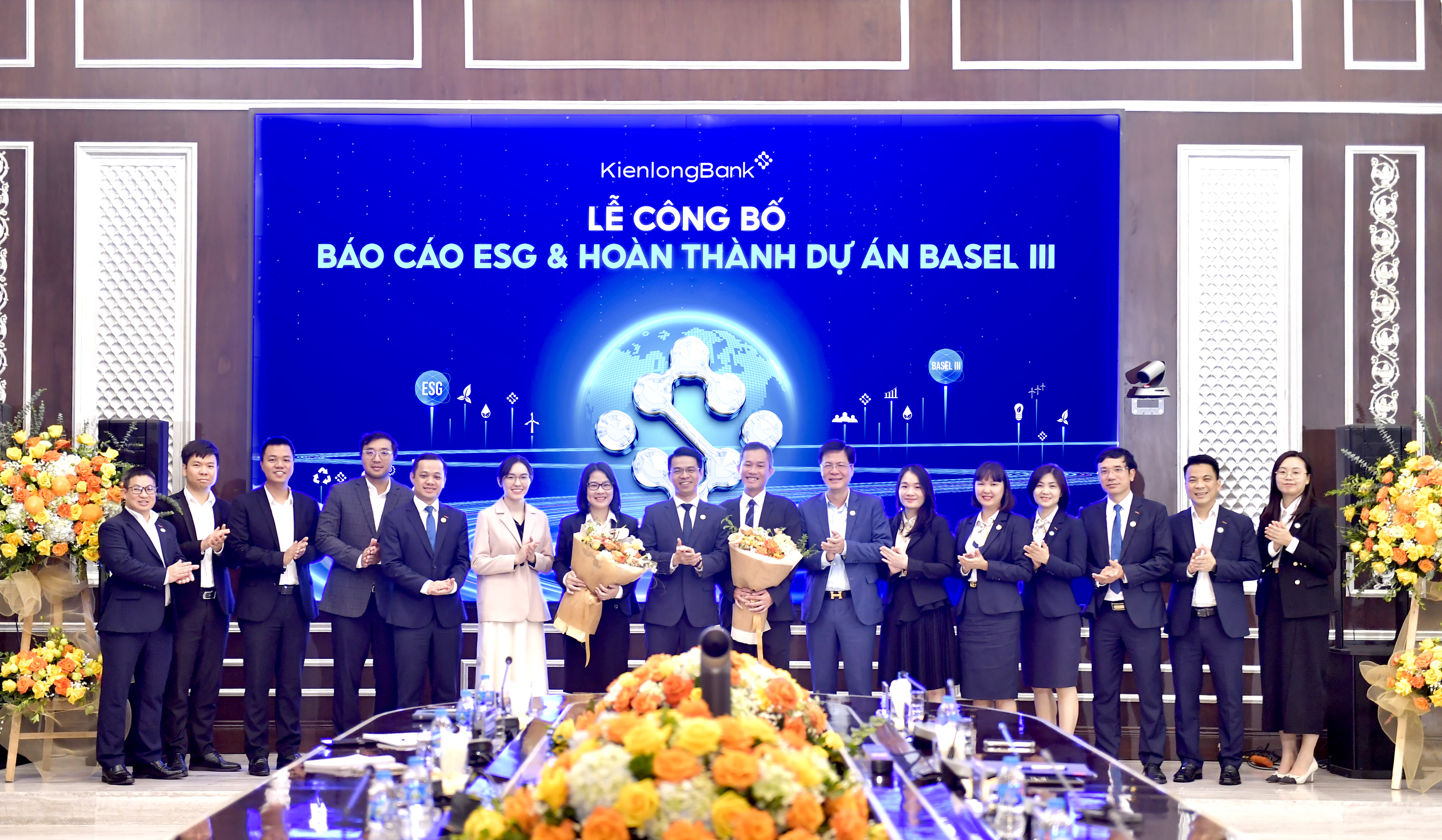 Ông Trần Ngọc Minh - Chủ tịch HĐQT KienlongBank và ông Trần Hồng Minh - Quyền Tổng giám đốc KienlongBank trao hoa cảm ơn và chúc mừng hai đối tác cùng Ban Link Trang Chủ PG88.Com Mới #2026.