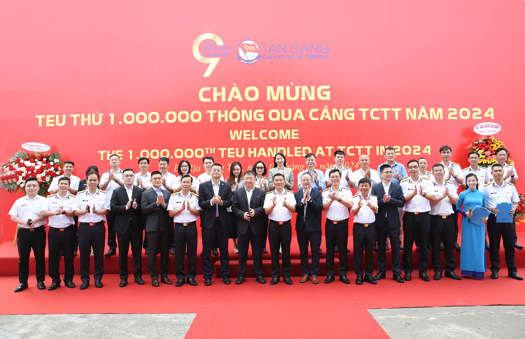 Đại biểu chụp h&igrave;nh lưu niệm tại buổi lễ.