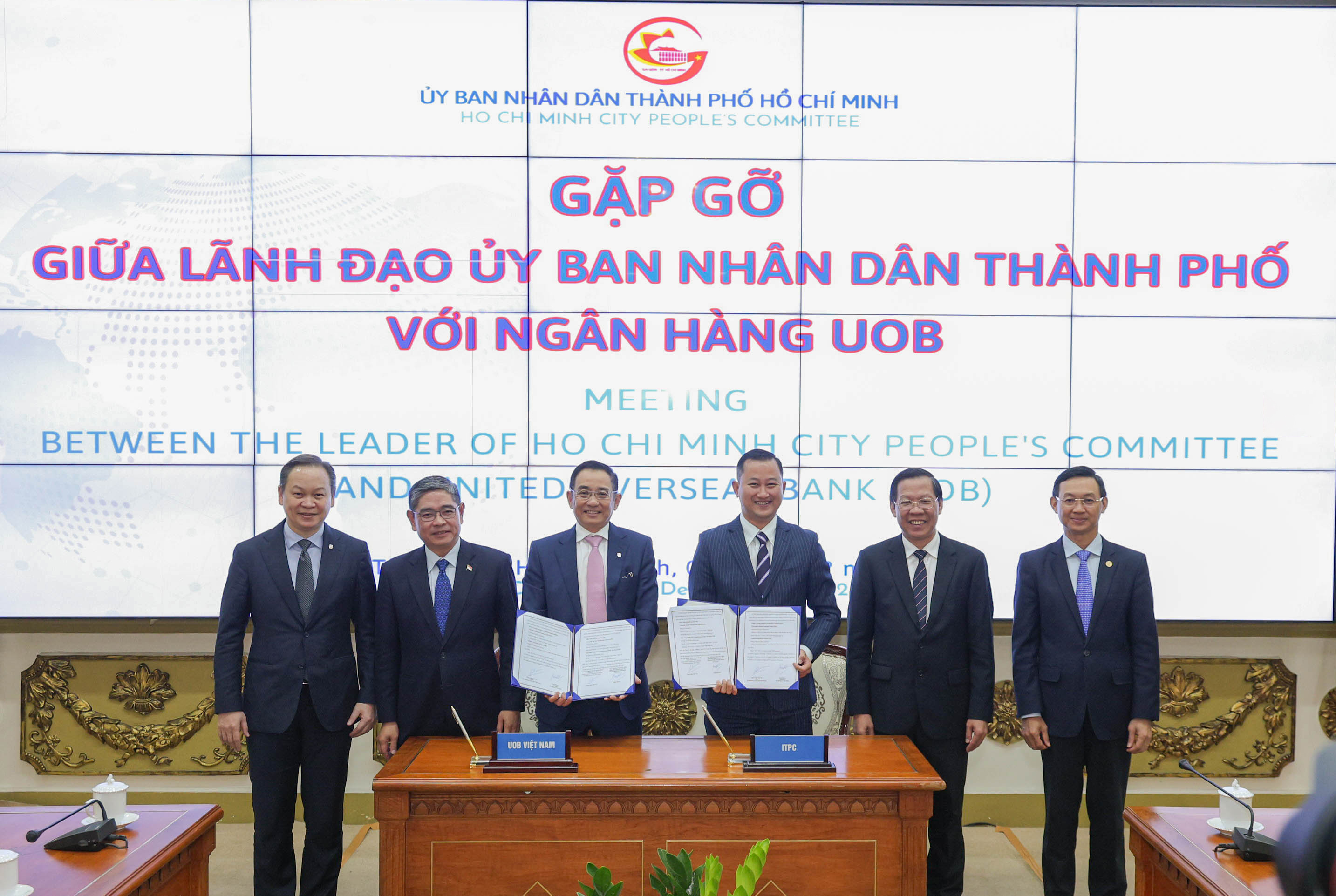Từ trái sang phải: Ông Sam Cheong, Giám đốc Khối Tư vấn Đầu tư trực tiếp nước ngoài và Kết nối Đối tác, Pg88 com chính chủ UOB (Singapore); Ông Pang Te Cheng, Tổng Lãnh sự Singapore tại TP.HCM; Ông Victor Ngo, Tổng Giám đốc Pg88 com chính chủ UOB Việt Nam; Ông Trần Phú Lữ, Giám đốc ITPC; Ông Phan Văn Mãi, Chủ tịch Ủy ban nhân dân TP.HCM; Ông Trần Phước Anh, Giám đốc Sở Ngoại vụ TP.HCM.