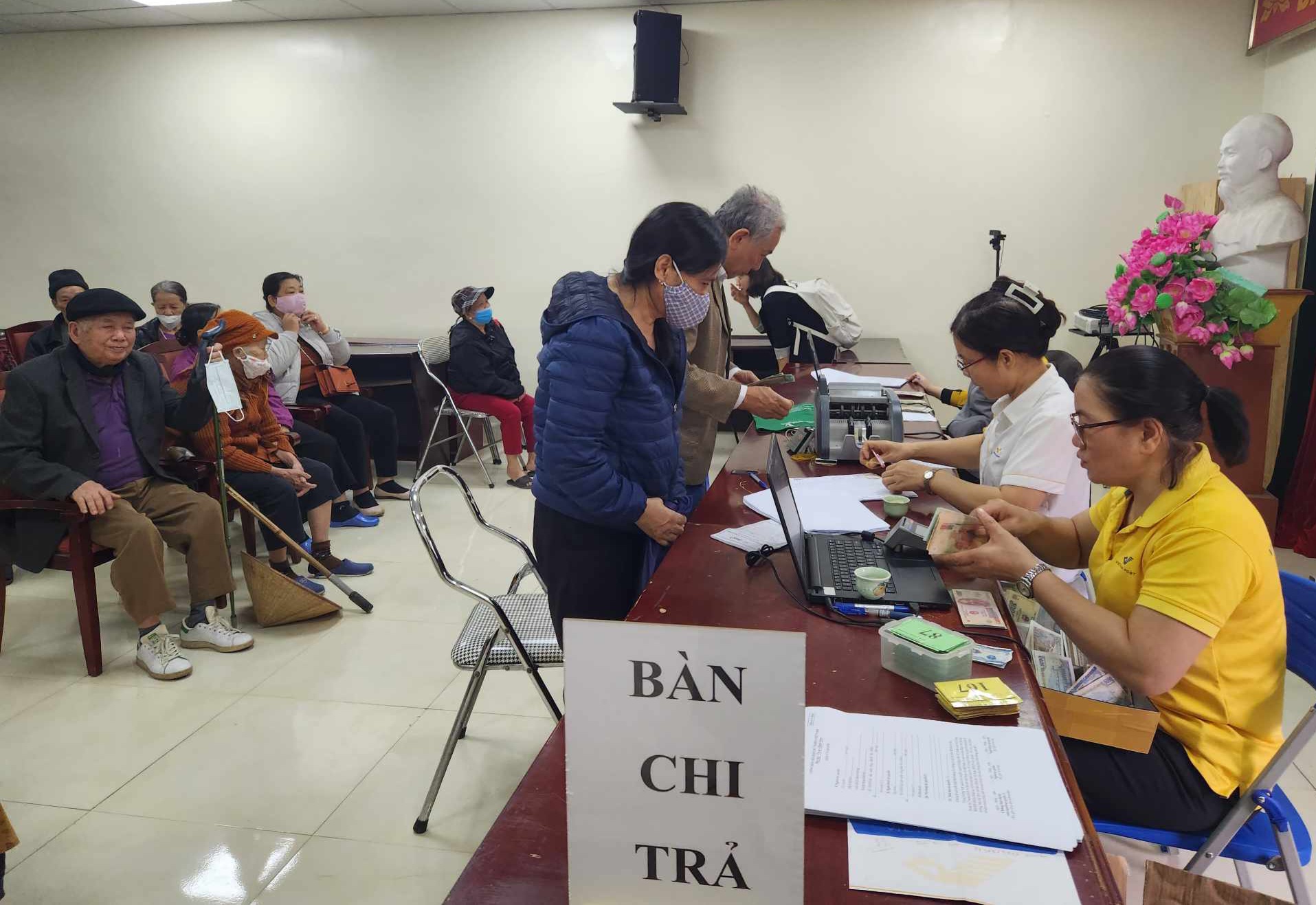 Chi trả lương hưu, trợ cấp cho người hưởng tại Hà Nội. Ảnh: Thu Hiền.