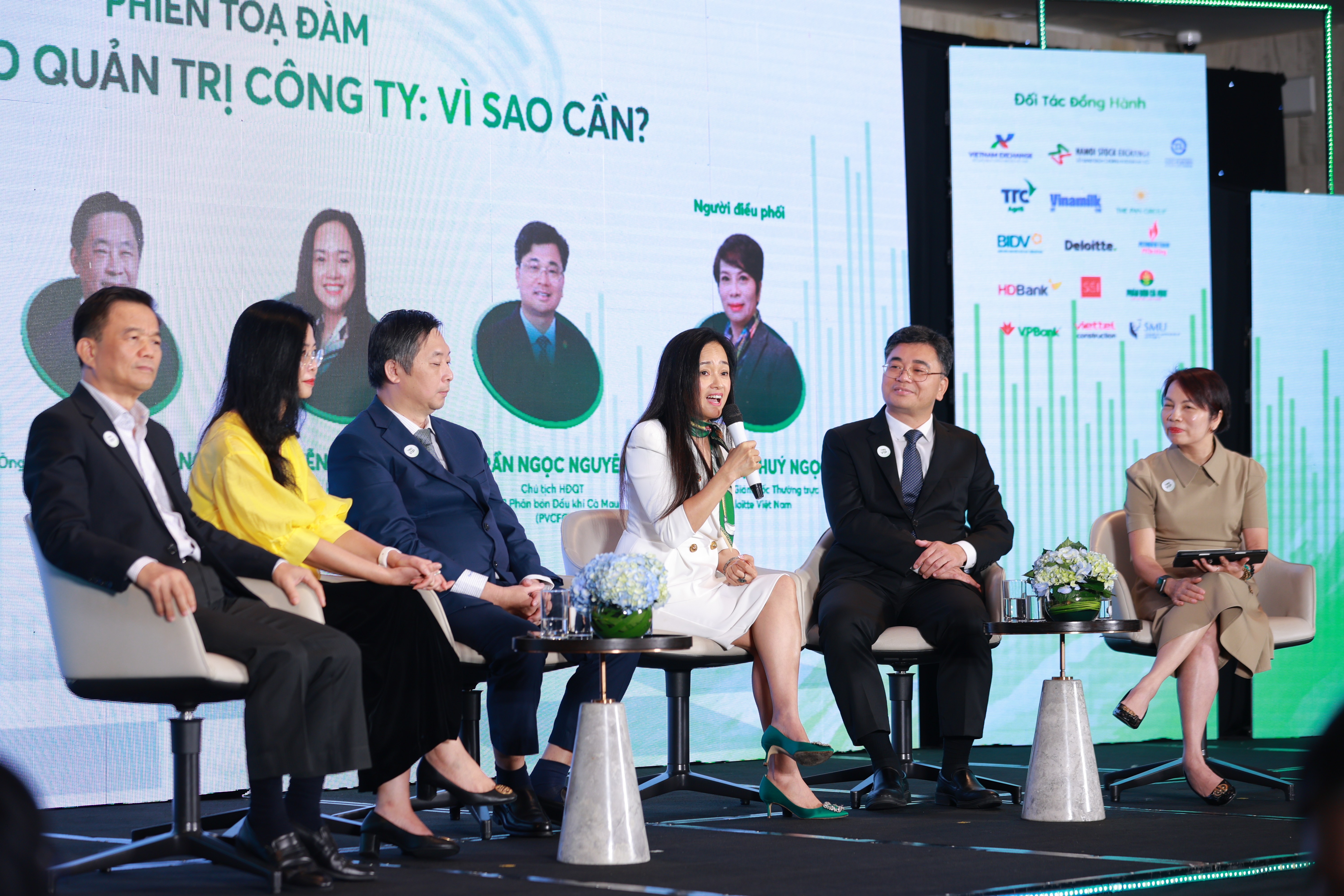 C&aacute;c diễn giả, chuy&ecirc;n gia thảo luận về tầm quan trọng của chiến lược quản trị c&ocirc;ng ty tại diễn đ&agrave;n.