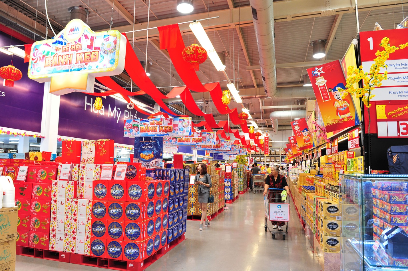 Giỏ qu&agrave; Tết 2025 được tăng cường phong ph&uacute; chủng loại sản phẩm mới lạ b&ecirc;n cạnh những nh&oacute;m mặt h&agrave;ng truyền thống.