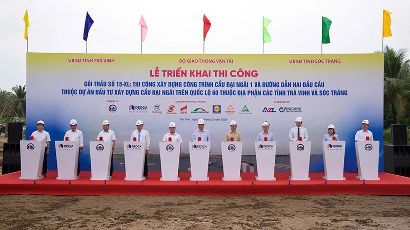 C&aacute;c đại biểu thực hiện nghi thức bấm n&uacute;t triển khai thi c&ocirc;ng dự &aacute;n cầu Đại Ng&atilde;i 1 - Ảnh: B&aacute;o Nh&acirc;n D&acirc;n.