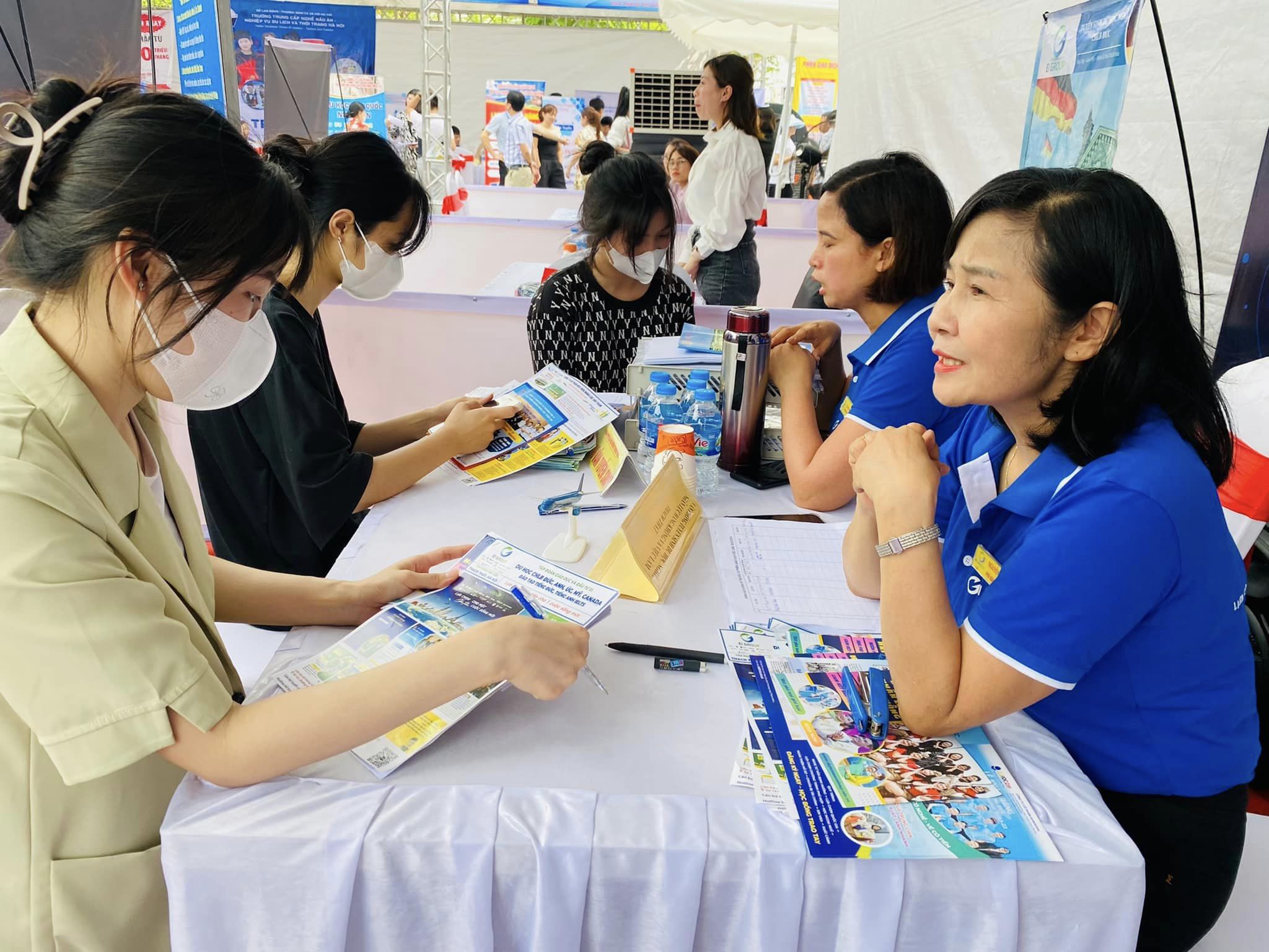 Nhiều 6Pg88.con độc quyền mỗi ngày tăng tuyển dụng lao động để phục vụ cho hoạt động PG88 Uy Tín Số 1 Việt Nam cuối năm. Ảnh: N.Dương.
