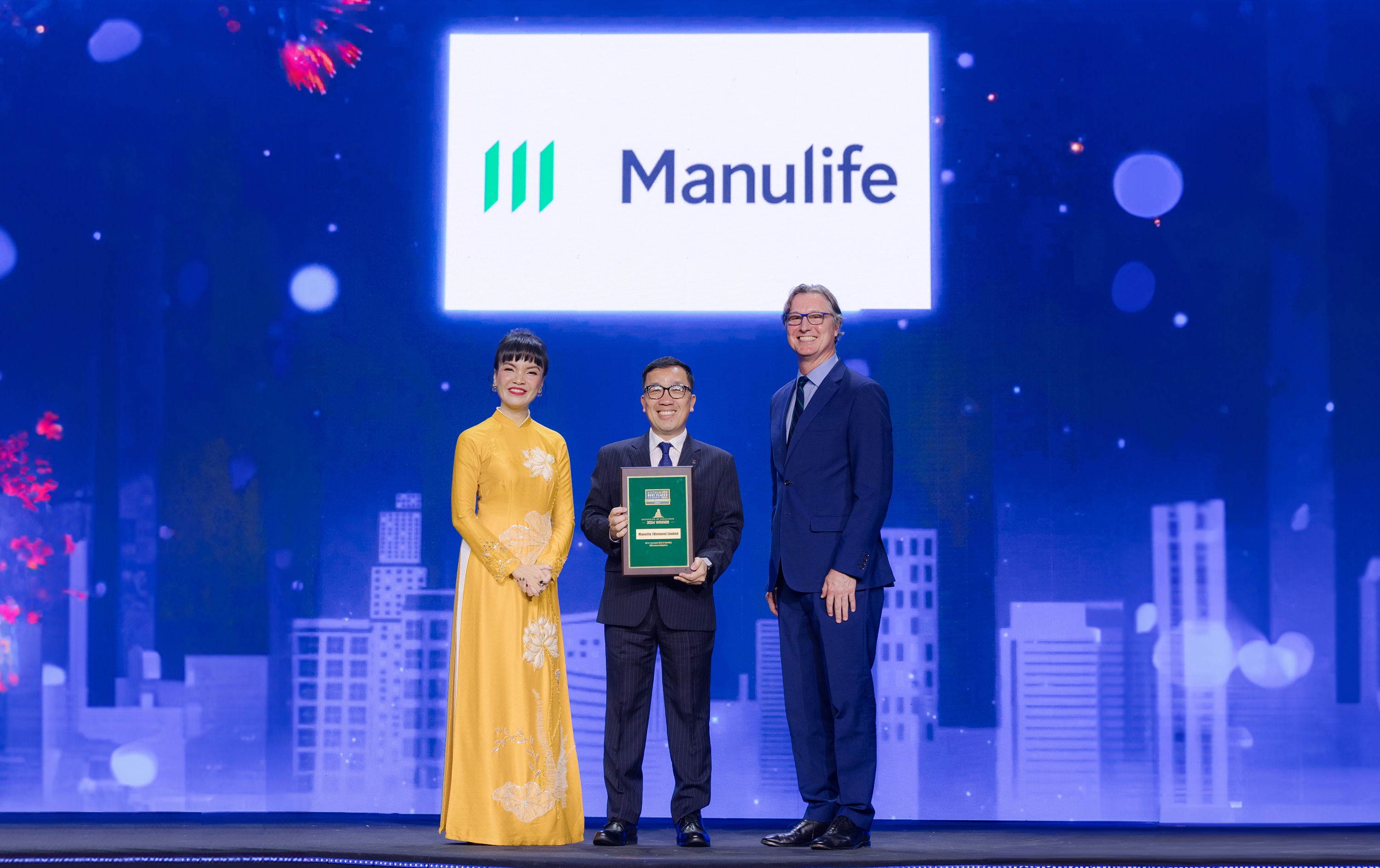 Ông Tôn Thất Anh Vũ, Phó Tổng giám đốc Khối Nhân sự Manulife Việt Nam nhận giải thưởng “Nơi Pg88hi Thể Thao, Bóng Đá, Casino, Nổ Hũ, Xổ Số tốt nhất Việt Nam 2024” từ đại diện Anphabe. Ảnh: Hải Như.