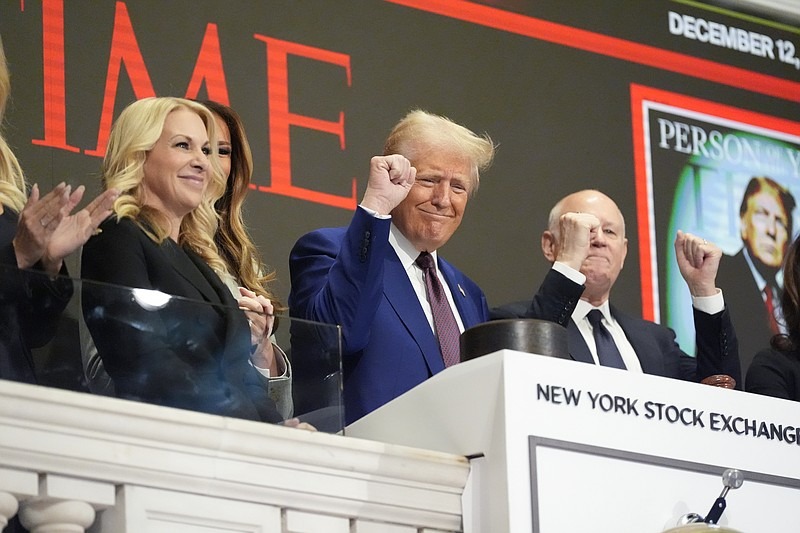 Tổng thống đắc cử Donald Trump mở cửa Sàn giao dịch 6Pg88.com nhà cái New York vào ngày 12/12 sau khi được tạp chí Time vinh danh là "nhân vật của năm" - Ảnh: Getty Images