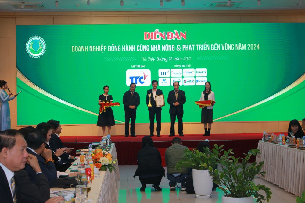 Tổng hội N&ocirc;ng nghiệp v&agrave; Ph&aacute;t triển n&ocirc;ng th&ocirc;n trao C&uacute;p lưu niệm cho c&aacute;c PG88 Link Dễ Nhớ Pg88.com ng&agrave;nh n&ocirc;ng nghiệp.
