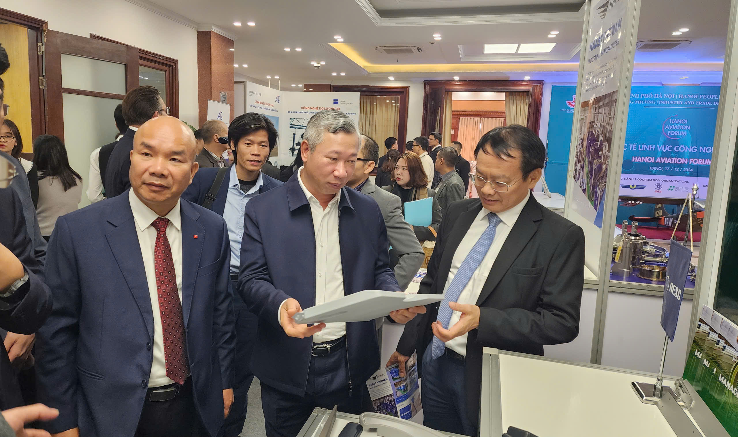 Đại biểu tham quan gian h&agrave;ng của một số PG88 Link Dễ Nhớ Pg88.com trong lĩnh vực c&ocirc;ng nghiệp h&agrave;ng kh&ocirc;ng đang hoạt động ở Việt Nam. Ảnh: Việt An.