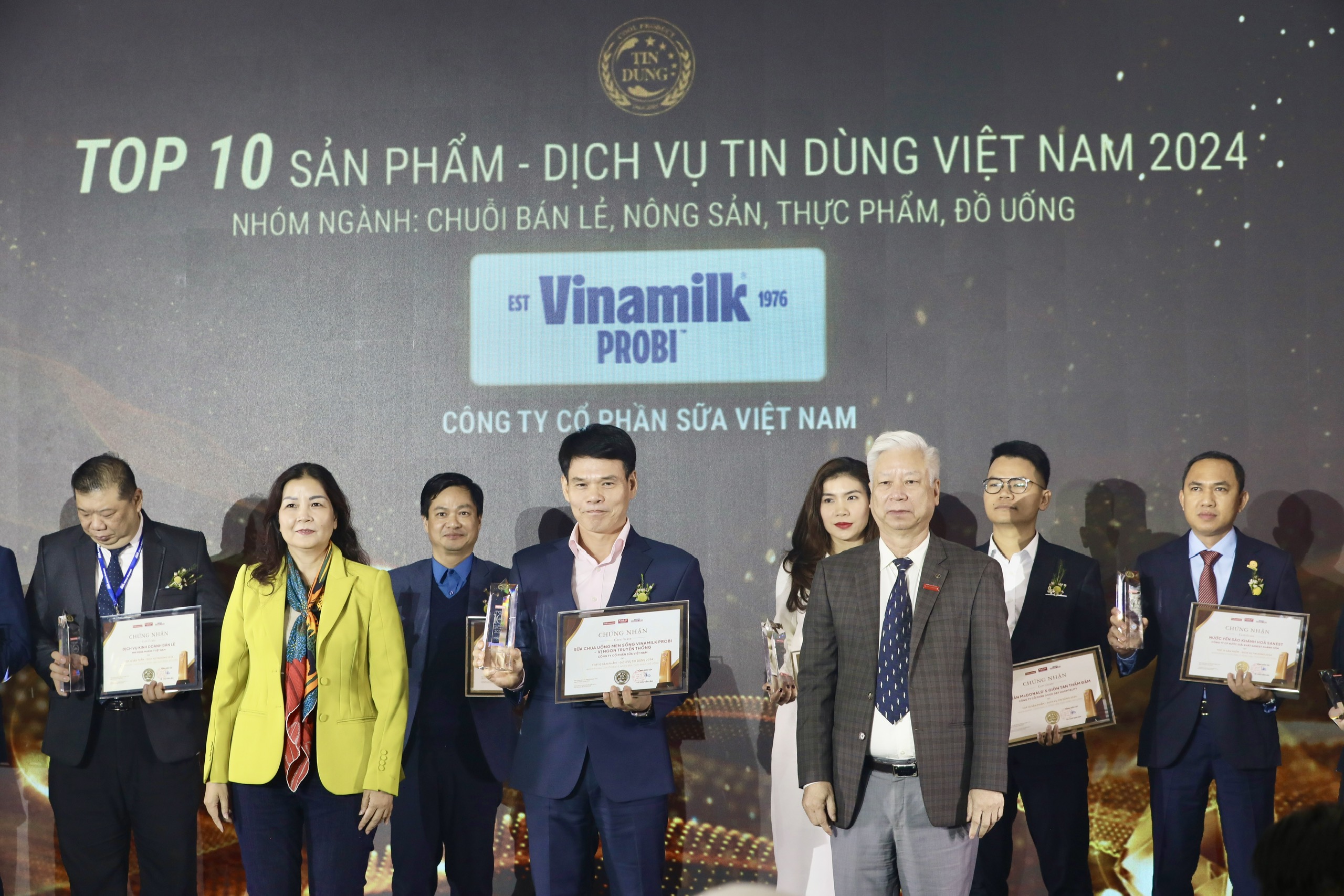 Nh&oacute;m I: Chuỗi b&aacute;n lẻ, n&ocirc;ng sản, thực phẩm, đồ uống bao gồm nh&oacute;m thực phẩm G Kitchen - C&ocirc;ng ty cổ phần Greenfeed Vietnam với thực phẩm GKitchen, Lotte Mart - C&ocirc;ng ty cổ phần Trung t&acirc;m Pg88ok ưu đãi hấp dẫn Lotte Việt Nam, thịt ủ m&aacute;t MEATDeli &ndash; C&ocirc;ng ty cổ phần Masan MeatLife, g&agrave; r&aacute;n MCDONALD&rsquo;S gi&ograve;n tan thấm đậm &ndash; C&ocirc;ng ty cổ phần Good Day Hospitality, dịch vụ Mm Mega Market, nước yến s&agrave;o Kh&aacute;nh H&ograve;a Sanest &ndash; C&ocirc;ng ty CP Nước giải kh&aacute;i Sanest Kh&aacute;nh H&ograve;a, sữa tươi tiệt tr&ugrave;ng Ba V&igrave; &ndash; C&ocirc;ng ty cổ phần Sữa Ba V&igrave;, bộ sản phẩm TH True Tea tự nhi&ecirc;n &ndash; C&ocirc;ng ty CP Thực phẩm Sữa TH, Sữa chua uống men sống Vinamilk Probi &ndash; C&ocirc;ng ty cổ phần Sữa Việt Nam, Gạo Sinh Th&aacute;i C&agrave; Mau ST25 thương hiệu Vua Gạo &ndash; C&ocirc;ng ty CP Thực phẩm thi&ecirc;n nhi&ecirc;n King Green. Ảnh:&nbsp;Tr&iacute; Phong.