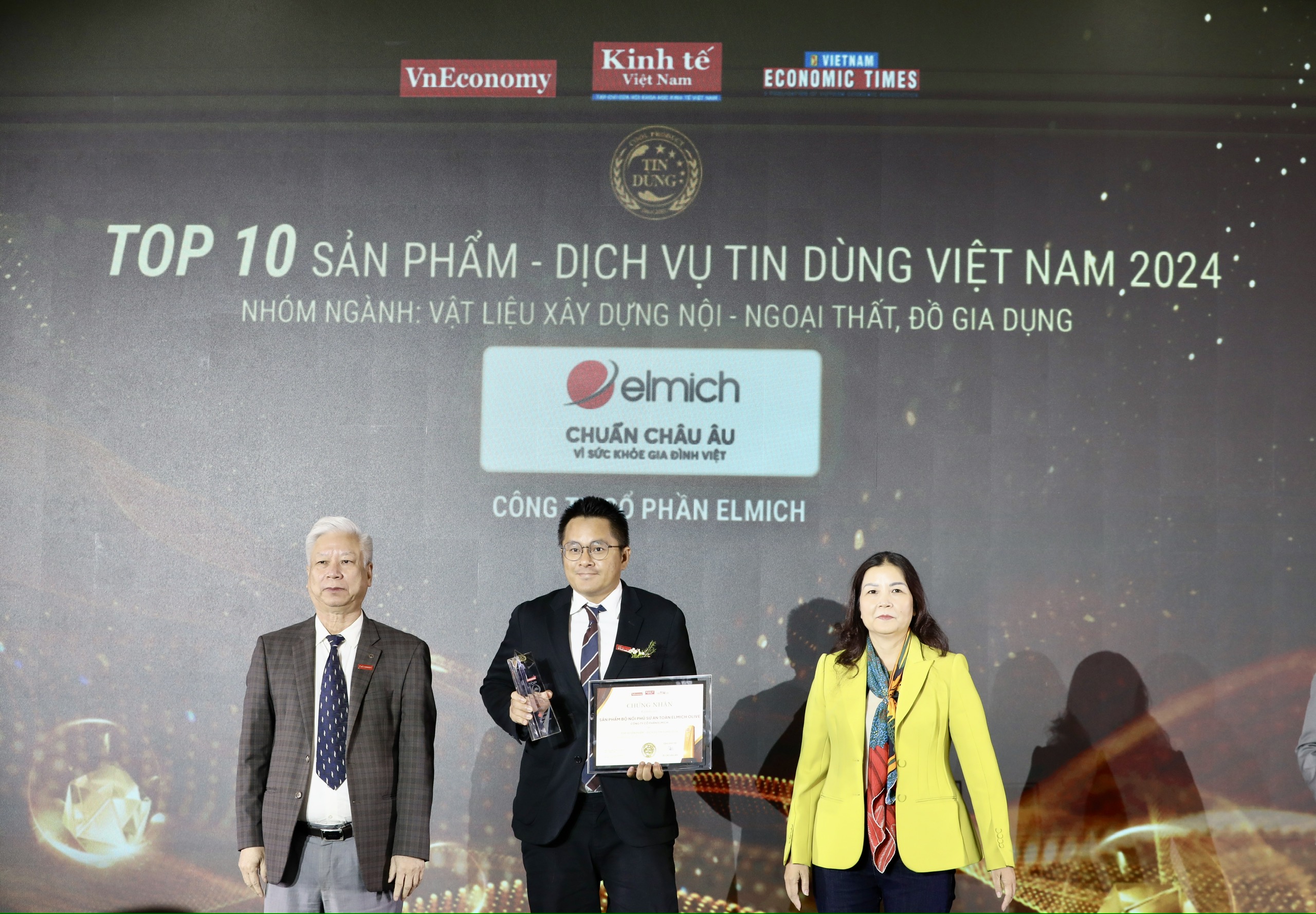 Nh&oacute;m III: Vật liệu x&acirc;y dựng nội &ndash; ngoại thất, đồ gia dụng bao gồm: Gạch ốp l&aacute;t Amygres &ndash; C&ocirc;ng ty cổ phần C&ocirc;ng nghiệp &Aacute; Mỹ; Sản phẩm nhựa Matsu &ndash; C&ocirc;ng ty cổ phần sản xuất Nhựa Duy T&acirc;n; Sản phẩm bộ nồi phủ sứ an to&agrave;n Elmich Olive &ndash; C&ocirc;ng ty cổ phần Elmich; Kh&oacute;a cửa Huy Ho&agrave;ng &ndash; C&ocirc;ng ty TNHH Kh&oacute;a&nbsp; Huy Ho&agrave;ng; V&aacute;n gỗ c&ocirc;ng nghiệp cao cấp KES &ndash; C&ocirc;ng ty cổ phần Tập đo&agrave;n KES; thiết bị nh&agrave; bếp Malloca&ndash; C&ocirc;ng ty TNHH Malloca Việt Nam; Sản phẩm sứ dưỡng sinh Minh Long &ndash; C&ocirc;ng ty TNHH Minh Long I; Sản phẩm sen v&ograve;i chống bấm bẩn bề mặt &ndash; C&ocirc;ng ty TNHH sản xuất v&agrave; Pg88ok ưu đãi hấp dẫn Thi&ecirc;n An Group; sơn Seamaster &ndash; C&ocirc;ng ty TNHH Sơn Seamaster Việt Nam, v&aacute;n gỗ MDF v&agrave; Plywood Thanh Th&agrave;nh Đạt &ndash; C&ocirc;ng ty TNHH Thanh Th&agrave;nh Đạt. Ảnh:&nbsp;Tr&iacute; Phong.