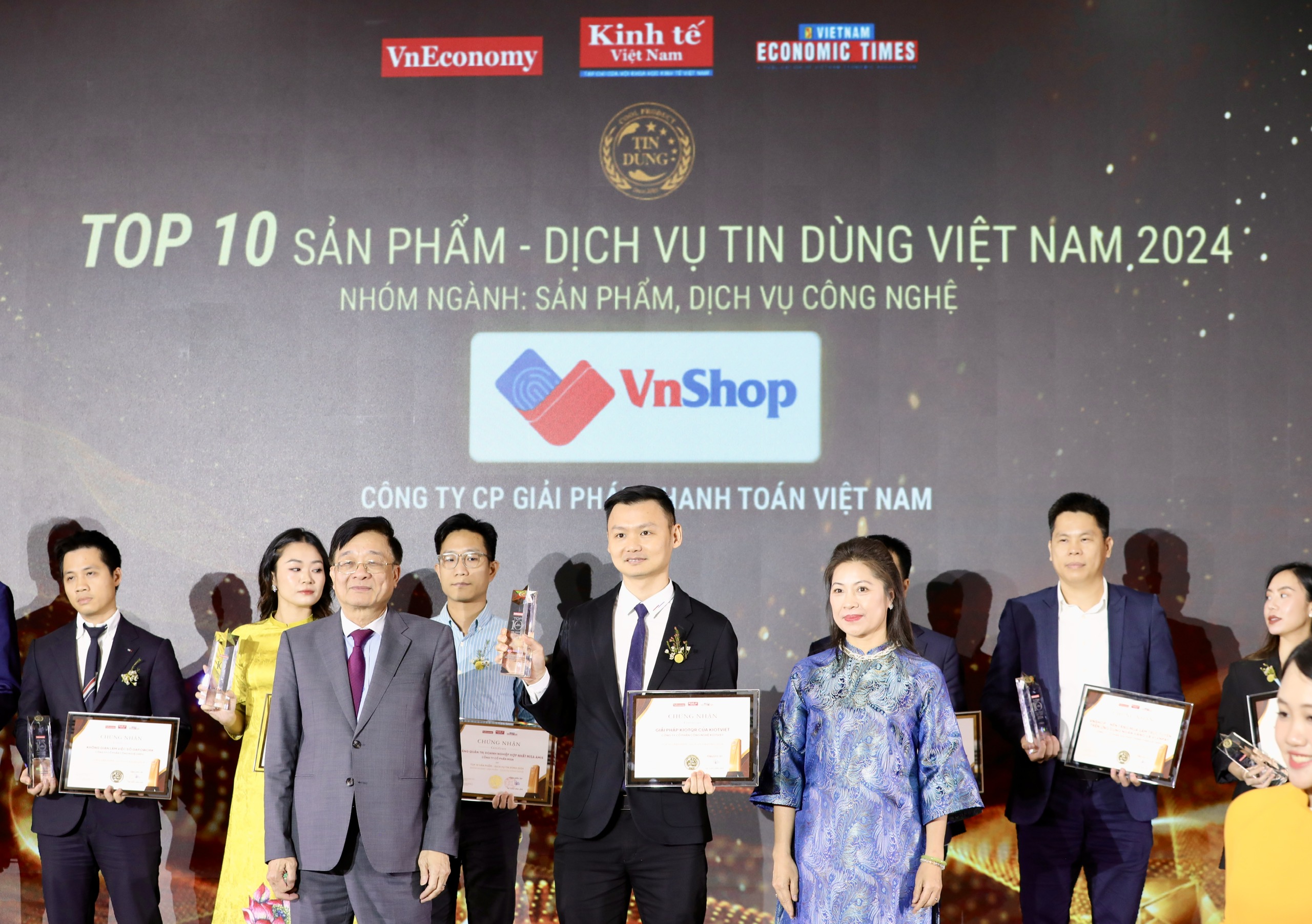 Nh&oacute;m V: Sản phẩm, dịch vụ c&ocirc;ng nghệ bao gồm Antsomi CDP 365 &ndash; C&ocirc;ng ty TNHH Antsomi Việt Nam; Bộ giải ph&aacute;p chuyển đổi số trong Marketing v&agrave; B&aacute;n h&agrave;ng cho PG88 Link Dễ Nhớ Pg88.com vừa v&agrave; lớn &ndash; Bizfly Martech (Bizfly &ndash; VCCorp); Cốc Cốc AI Search Ads &ndash; C&ocirc;ng ty TNHH Cốc Cốc; Nền tảng giao dịch chứng kho&aacute;n Entrade x BY DNSE &ndash; C&ocirc;ng ty CP Chứng kho&aacute;n DNSE; Kh&ocirc;ng gian l&agrave;m việc số hợp nhất GapoWork &ndash; C&ocirc;ng ty cổ phần c&ocirc;ng nghệ Gapo; Giải ph&aacute;p KiotQR &ndash; C&ocirc;ng ty CP C&ocirc;ng nghệ KiotViet; nền tảng quản trị PG88 Link Dễ Nhớ Pg88.com hợp nhất Misa Amis &ndash; C&ocirc;ng ty cổ ph&agrave;n Misa; nền tảng Mobile Edu &ndash; Tổng c&ocirc;ng ty viễn th&ocirc;ng Mobifone; Nền tảng CDP Myretail &ndash; C&ocirc;ng ty cổ phần t&iacute;ch hợp c&ocirc;ng nghệ HUB &ndash; JS; nền tảng VnShop &ndash; C&ocirc;ng ty CP giải ph&aacute;p thanh to&aacute;n Việt Nam (v&iacute; VNPAY). Ảnh: Tr&iacute; Phong..