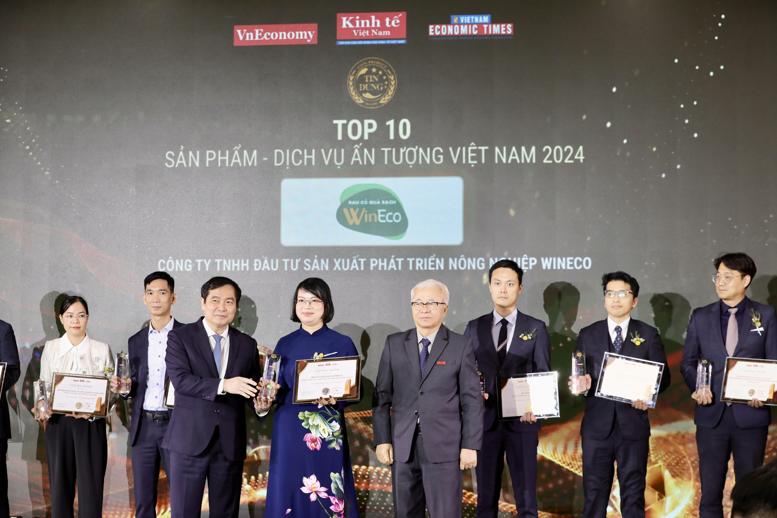 TOP 10 sản phẩm dịch vụ ấn tượng của năm bao gồm: Gạo A An &ndash; C&ocirc;ng ty cổ phần Lương thực A An; nước kho&aacute;ng thi&ecirc;n nhi&ecirc;n Lavie &ndash; C&ocirc;ng ty TNHH La Vie; dịch vụ chăm s&oacute;c kh&aacute;ch h&agrave;ng &ndash; C&ocirc;ng ty LG Electronics Việt Nam; M&aacute;y tăm nước kh&ocirc;ng d&acirc;y LocknLock v&agrave; b&igrave;nh giữ nhiệt LocknLock Sling Ring Nature Tumbler &ndash; Lock & Lock VN; Hệ thống nh&agrave; thuốc v&agrave; ti&ecirc;m chủng FPT Long Ch&acirc;u &ndash; C&ocirc;ng ty cổ phần Dược phẩm FPT Long Ch&acirc;u; Tổ hợp kho&aacute;ng n&oacute;ng Mori Onsen &ndash; C&ocirc;ng ty CP Bất động sản Ecopark Nomura; Hệ sinh th&aacute;i t&agrave;i ch&iacute;nh số Viettel Money &ndash; Tổng C&ocirc;ng ty Dịch vụ số Viettel; Xe điện VF3 &ndash; C&ocirc;ng ty CP Sản xuất v&agrave; PG88 Uy Tín Số 1 Việt Nam Vinfast; sản phẩm WinEco &ndash; C&ocirc;ng ty TNHH Pg88vn Trang Chủ Chính Thức sản xuất ph&aacute;t triển n&ocirc;ng nghiệp Wineco;&nbsp; Dịch vụ đặt xe thuần điện đầu ti&ecirc;n tại Việt Nam &ndash; C&ocirc;ng ty CP Di chuyển xanh v&agrave; th&ocirc;ng minh GSM. Ảnh: Tr&iacute; Phong.